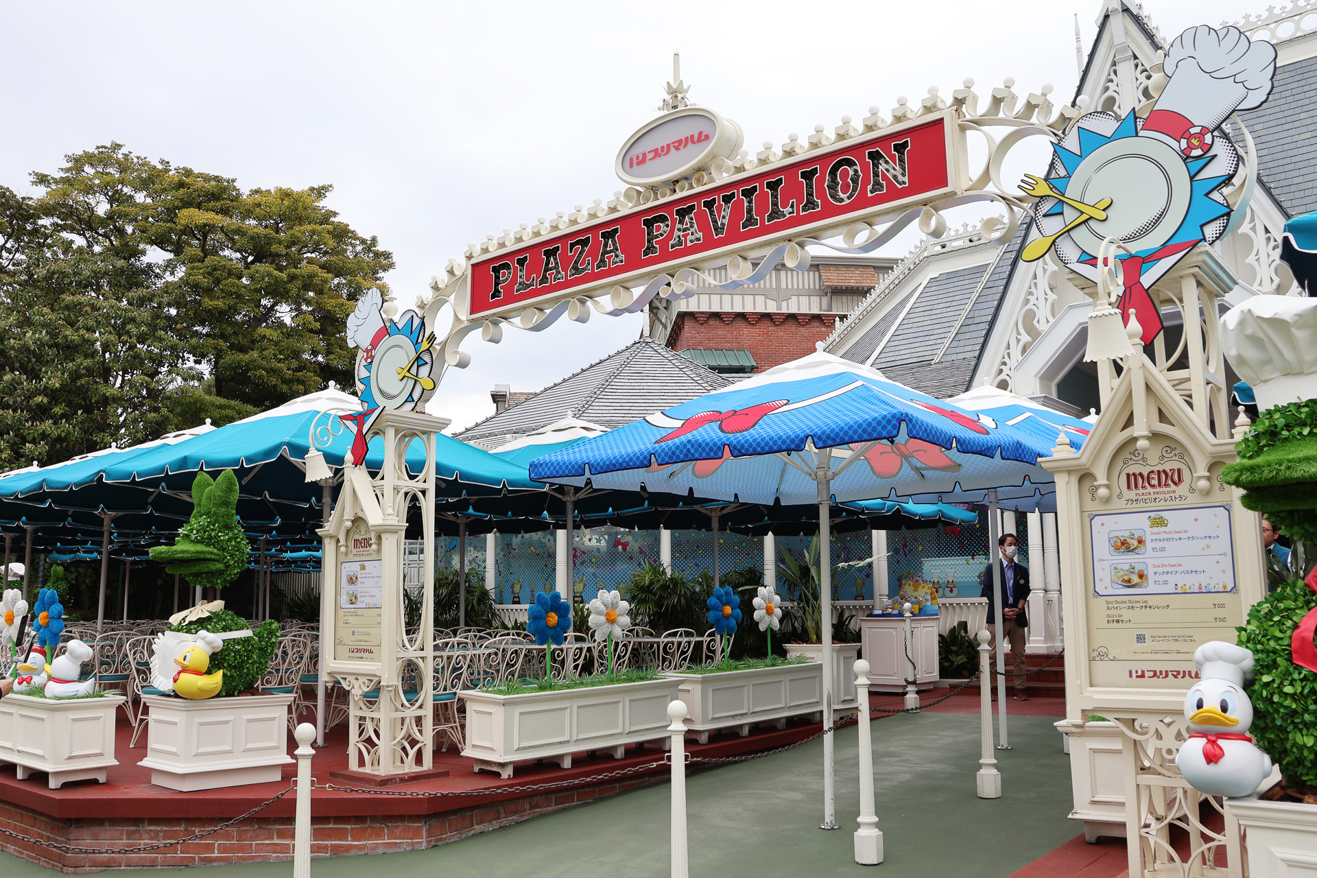 期間中、プラザパビリオン・レストランはにぎやかなダックシティの雰囲気に