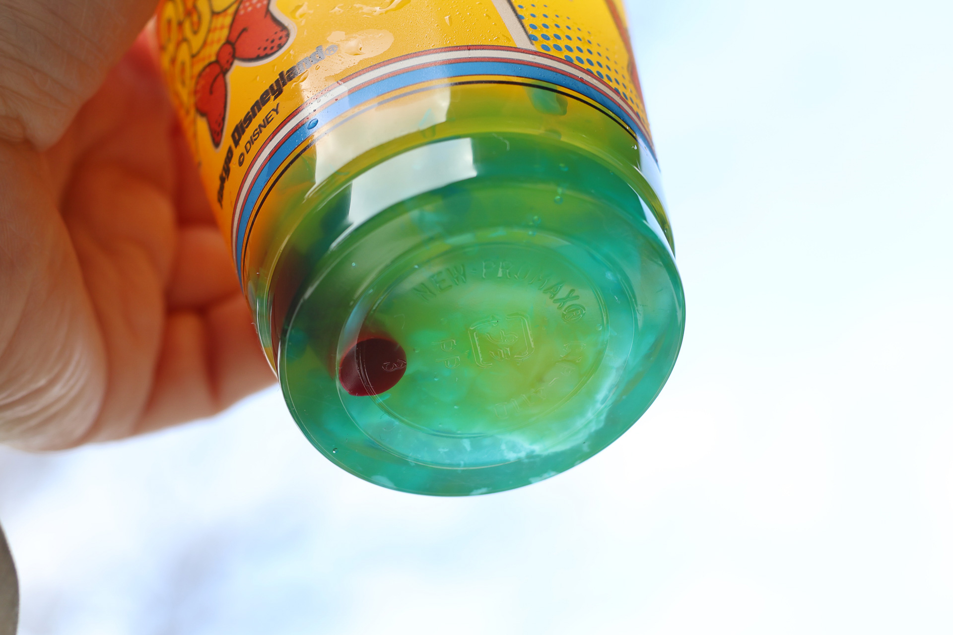 ゼリーやパイナップルのダイス入り。混ぜるとさわやかな味に