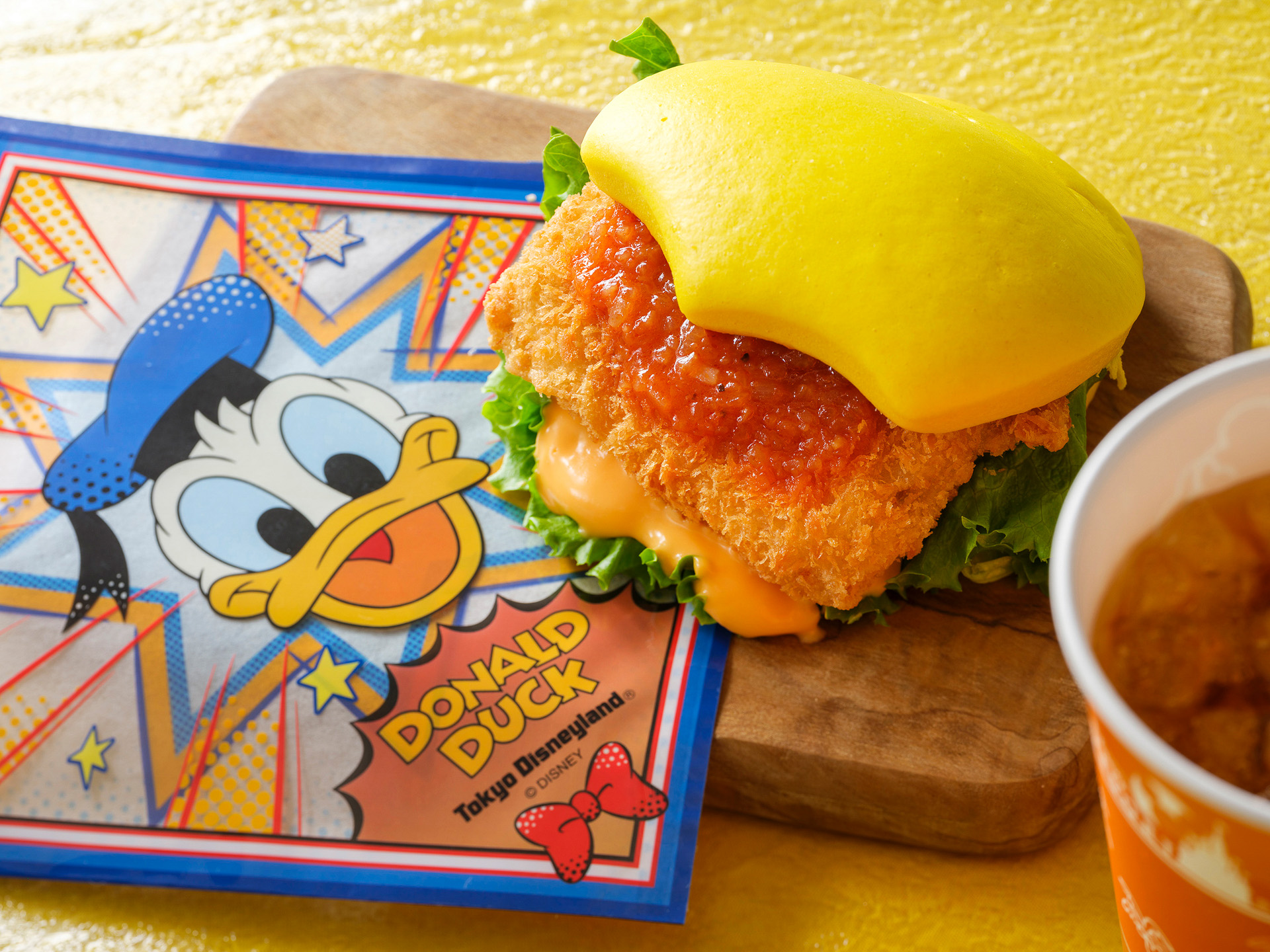 ドナルドの足形をイメージしたパオがかわいい、ヒューイ・デューイ・ルーイのグッドタイム・カフェの「スペシャルセット」（980円）（提供：オリエンタルランド）