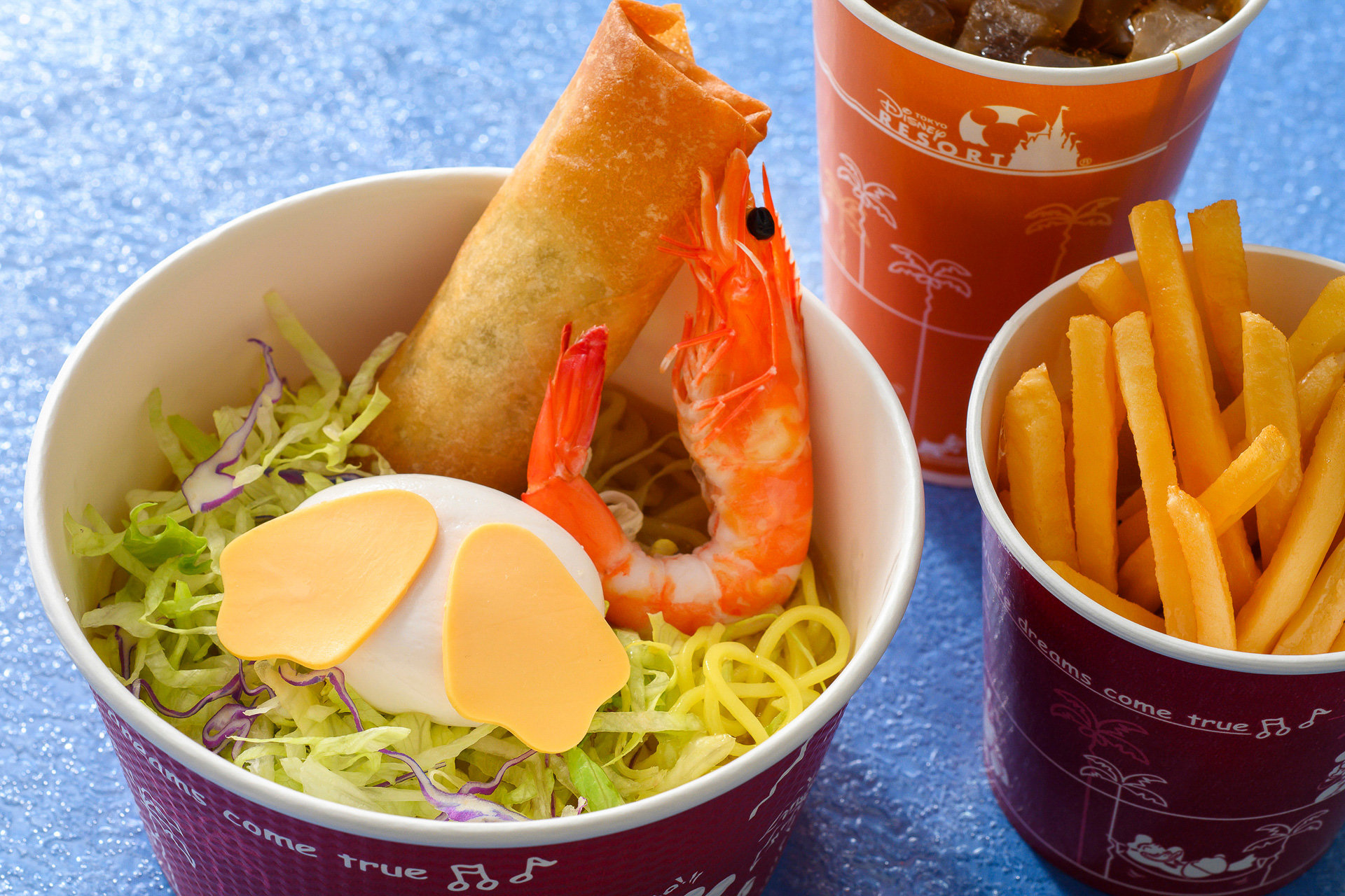 冷やし麺にドナルドがダイブ！ キャンプ・ウッドチャック・キッチンの「スペシャルセット」（1500円）（提供：オリエンタルランド）