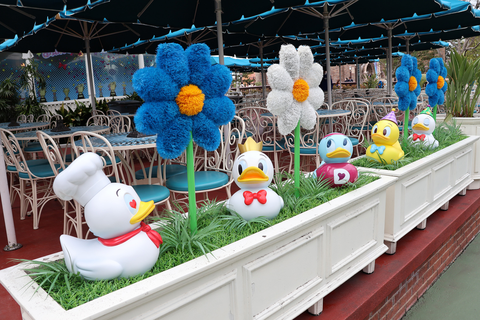 期間中、プラザパビリオン・レストランはにぎやかなダックシティの雰囲気に