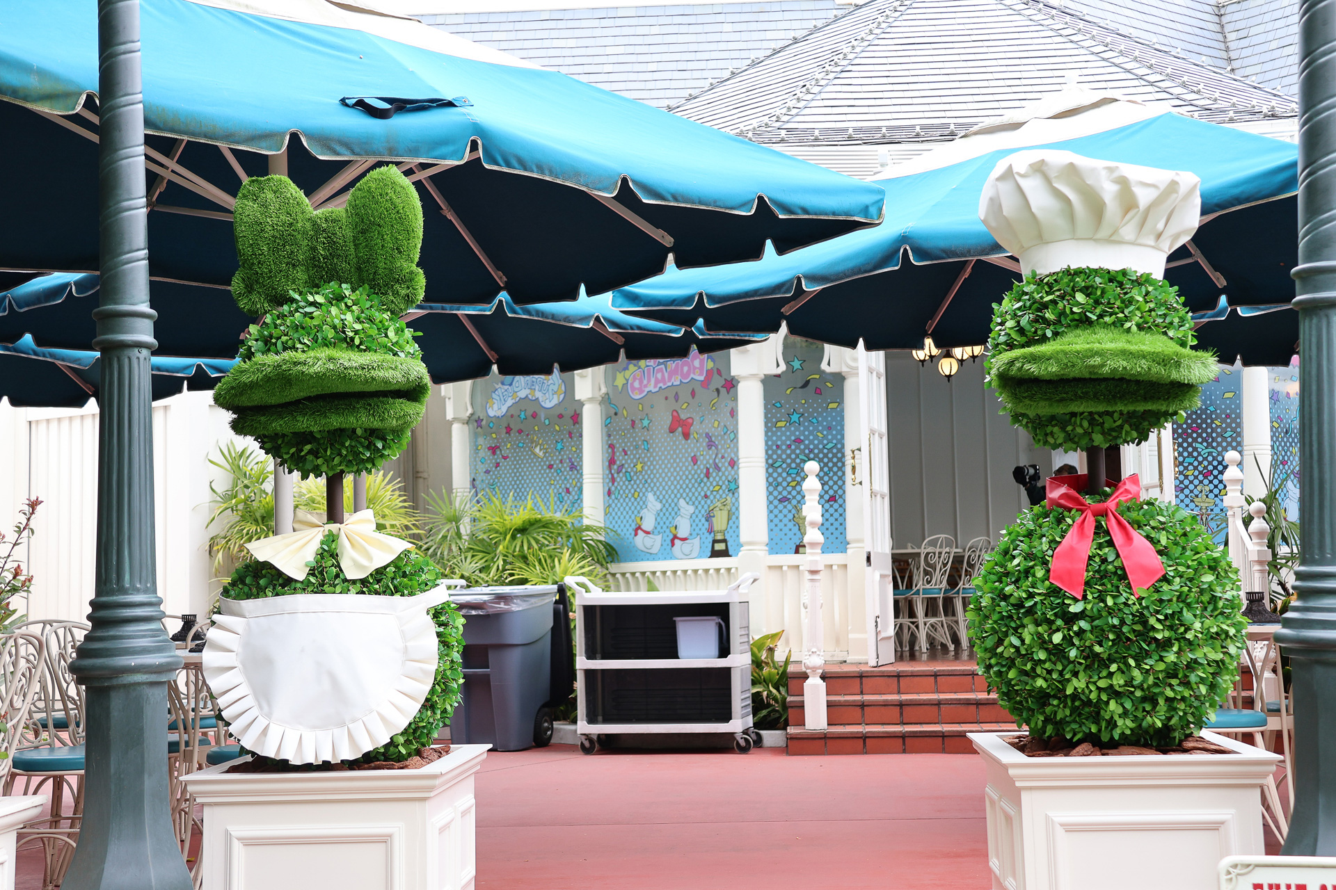 期間中、プラザパビリオン・レストランはにぎやかなダックシティの雰囲気に