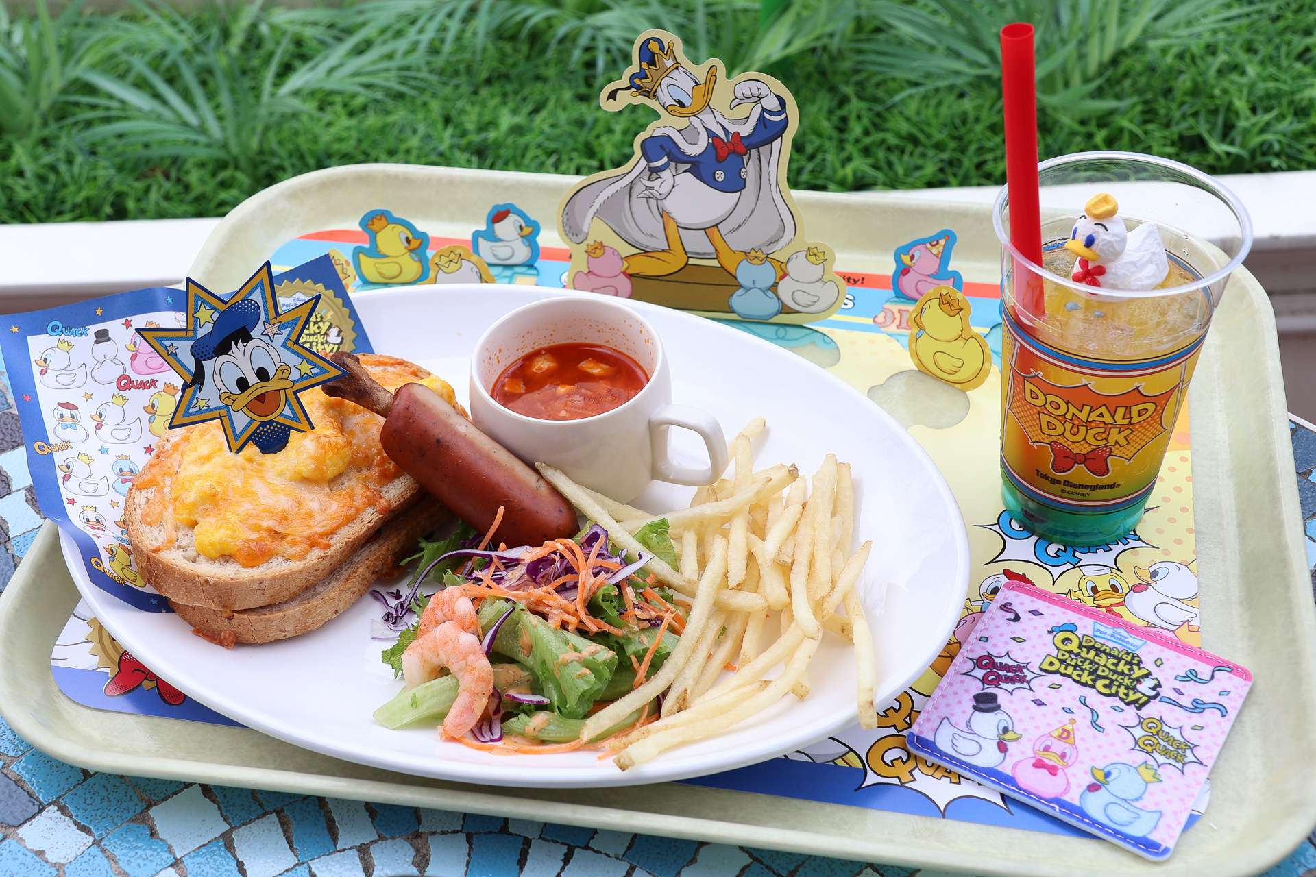 見た目もにぎやかでボリュームもある「ドナルドのワッキークラシックセット」（2480円）。セットのソフトドリンクは＋800円でスペシャルドリンクに変更できる