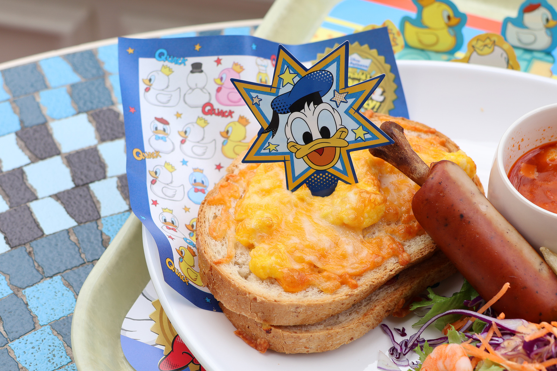 中身にハムとタマゴとチーズがサンドしてあるだけでなく、上にもタマゴのスプレッドがたっぷり乗ったホットサンド