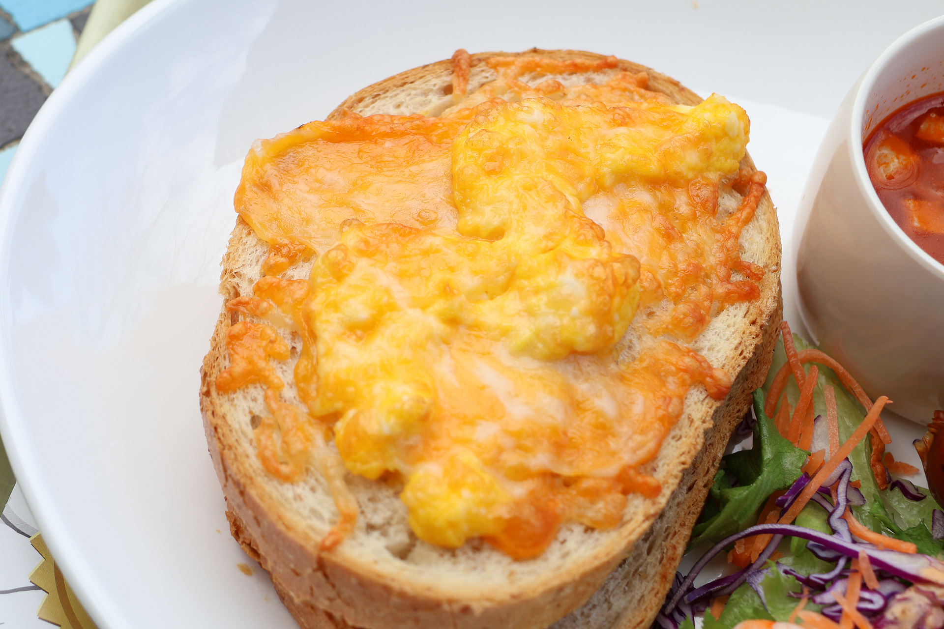 中身にハムとタマゴとチーズがサンドしてあるだけでなく、上にもタマゴのスプレッドがたっぷり乗ったホットサンド