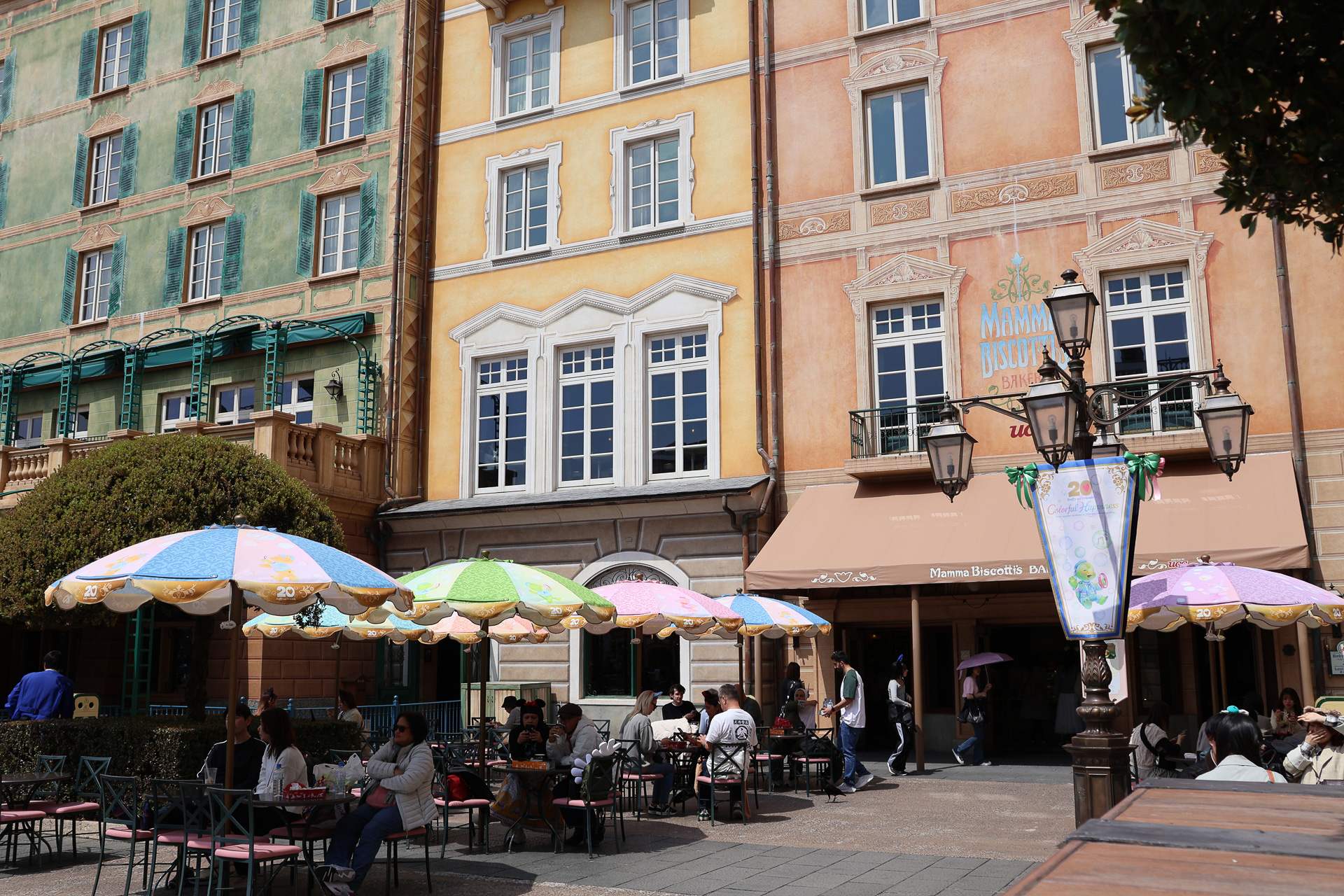 メディテレーニアンハーバーを飾るパラソル