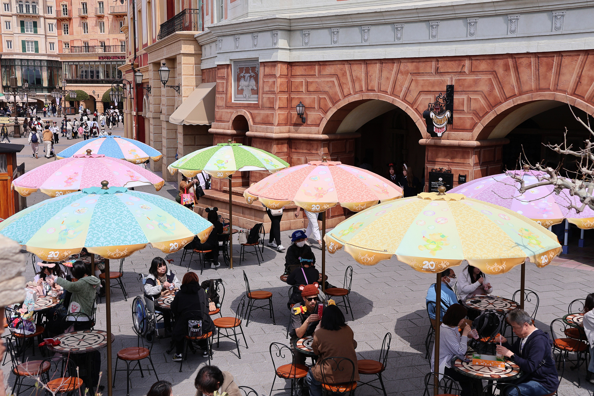 メディテレーニアンハーバーを飾るパラソル