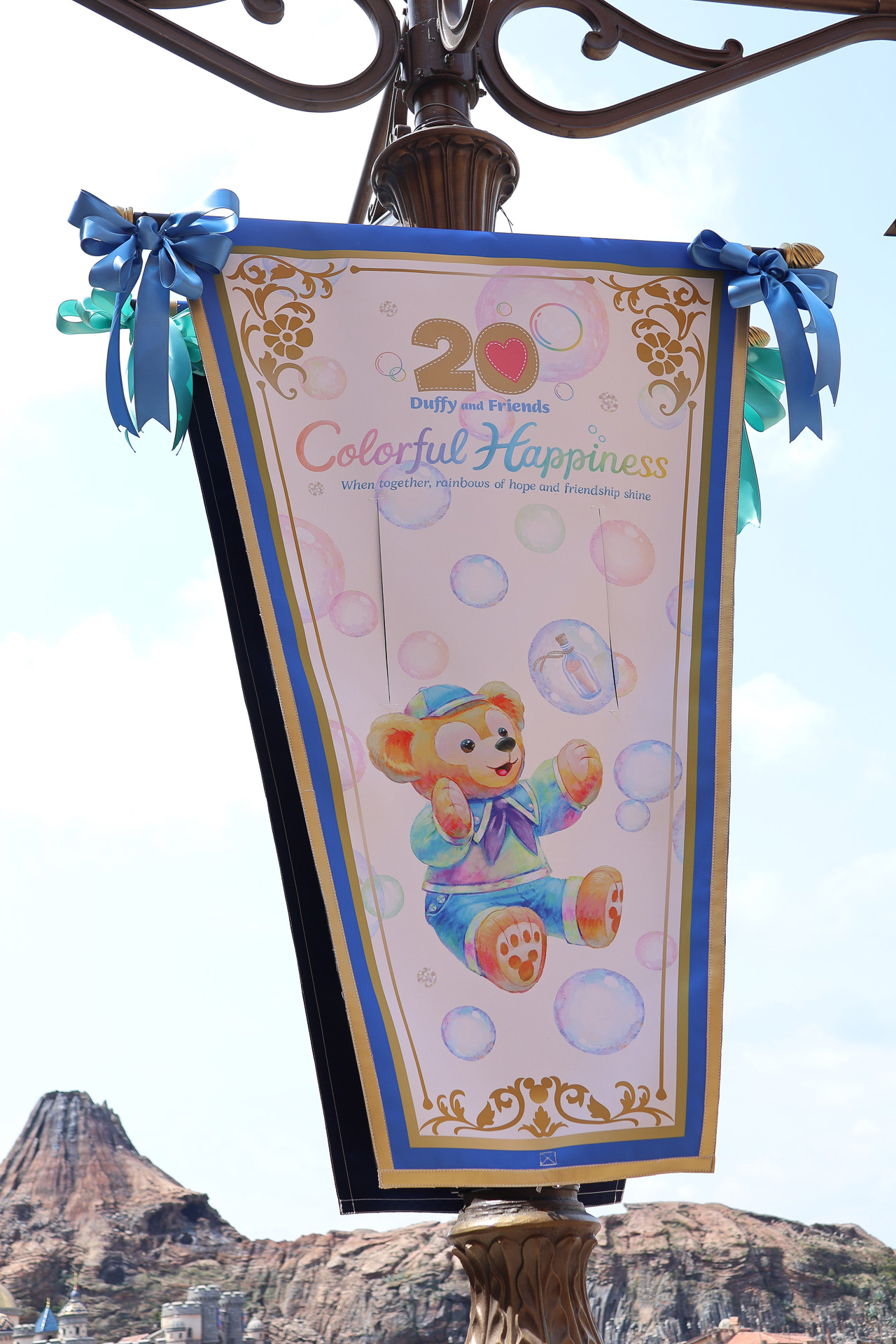 街灯もダッフィー＆フレンズのフラッグでデコレーション