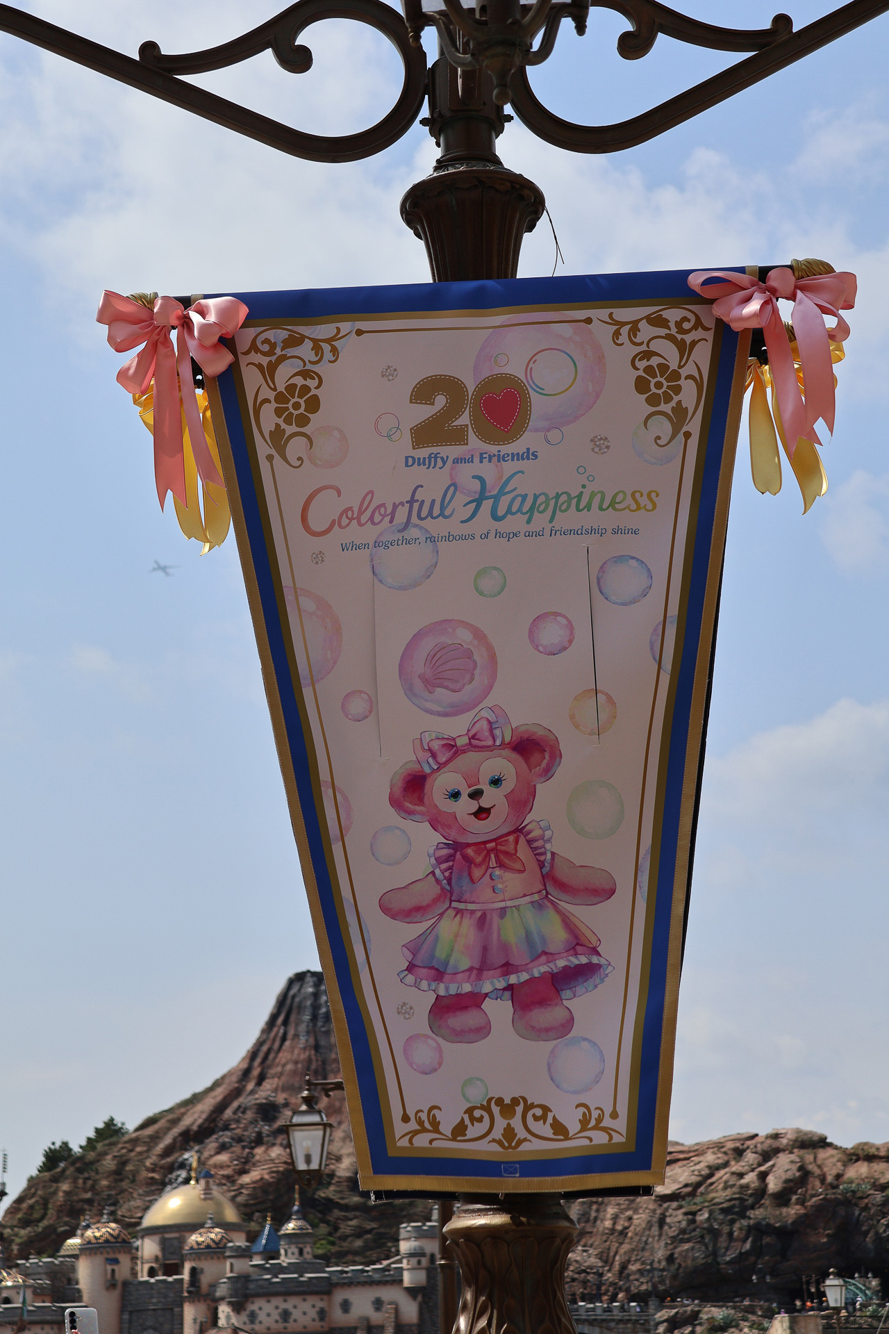 街灯もダッフィー＆フレンズのフラッグでデコレーション