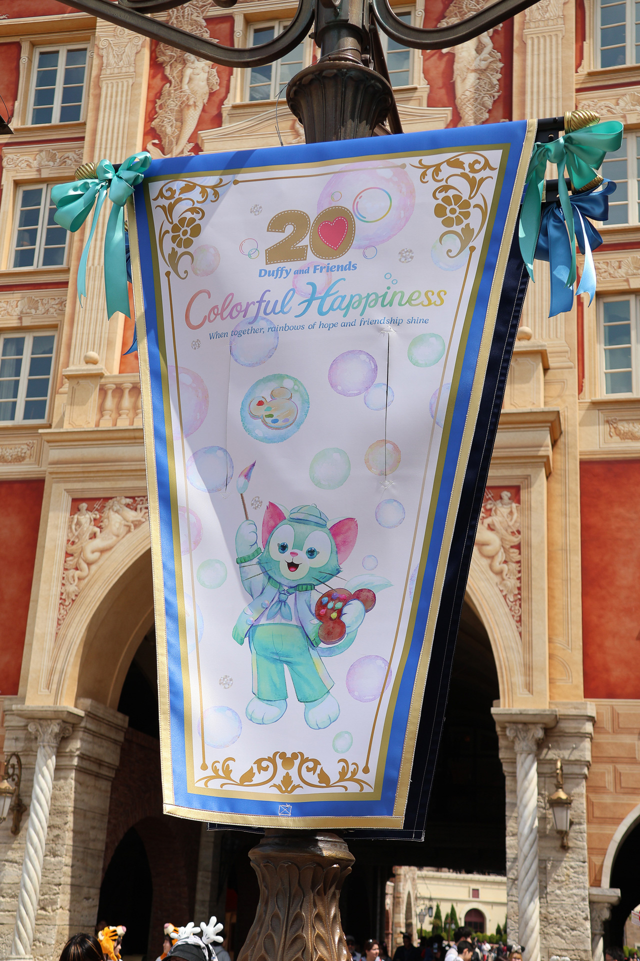 街灯もダッフィー＆フレンズのフラッグでデコレーション