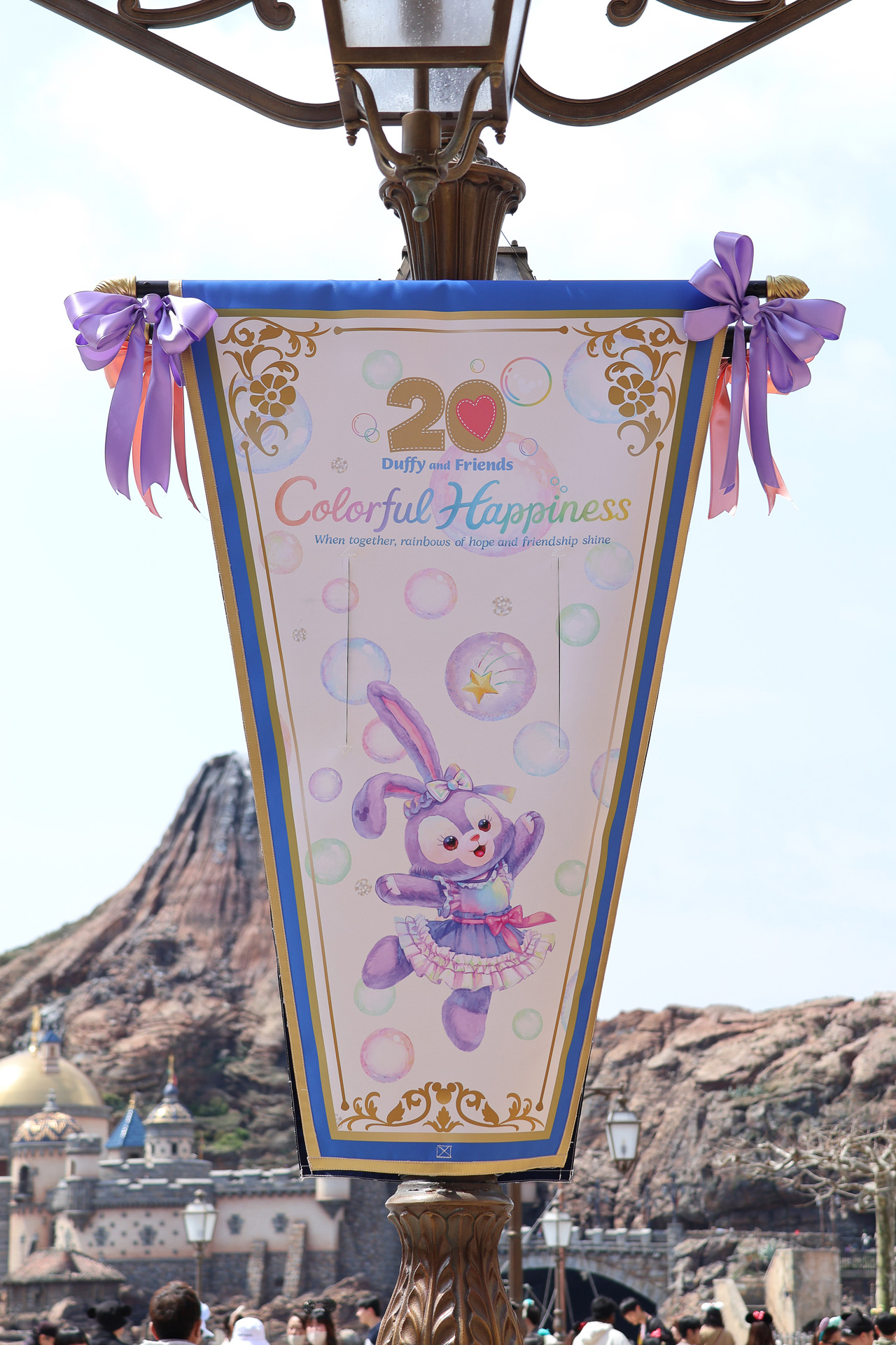 街灯もダッフィー＆フレンズのフラッグでデコレーション