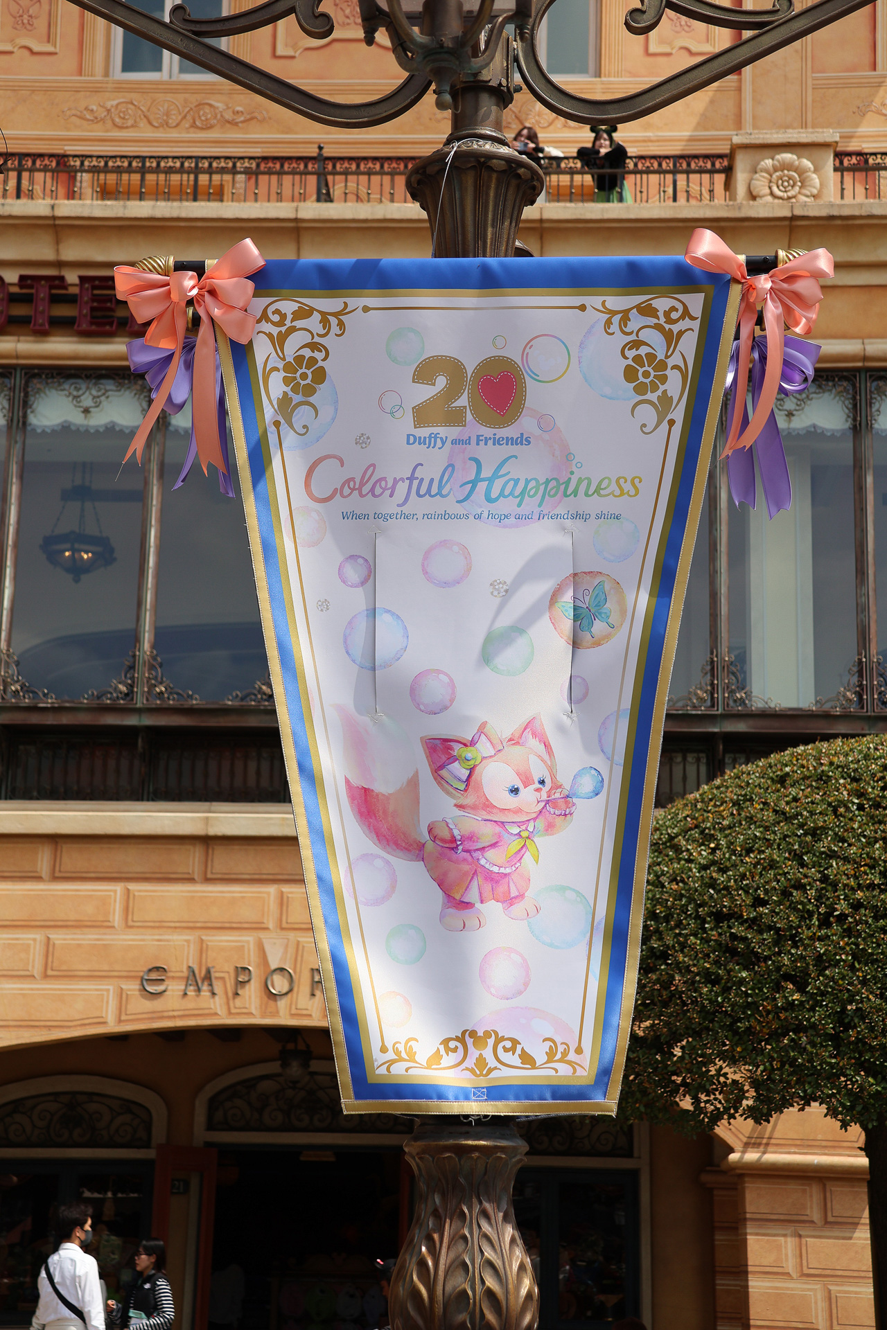 街灯もダッフィー＆フレンズのフラッグでデコレーション