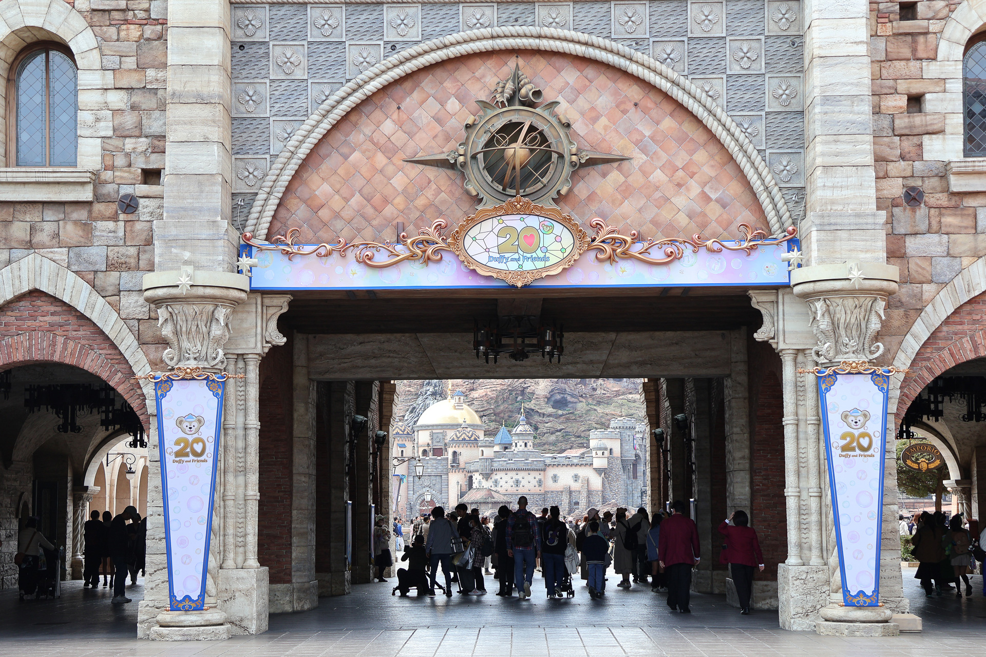 エントランスの装飾も20周年バージョンに