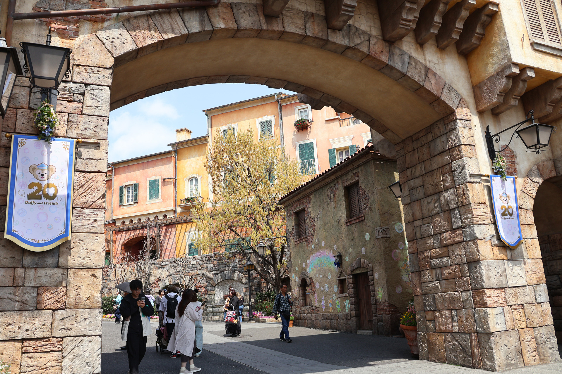 パペリーノ通りには、ダッフィー＆フレンズのイラストが何か所も描かれ、映える空間に