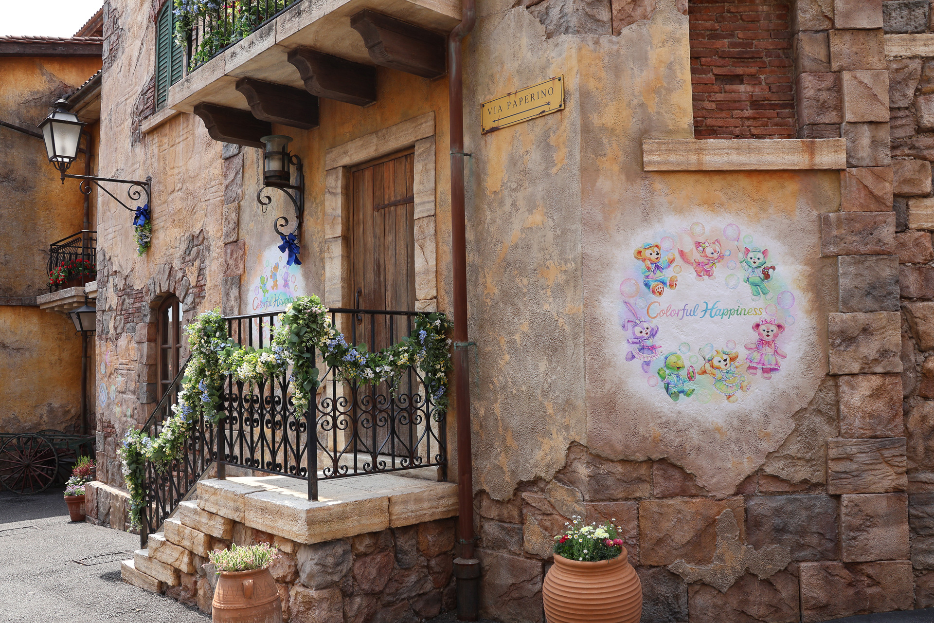 パペリーノ通りには、ダッフィー＆フレンズのイラストが何か所も描かれ、映える空間に