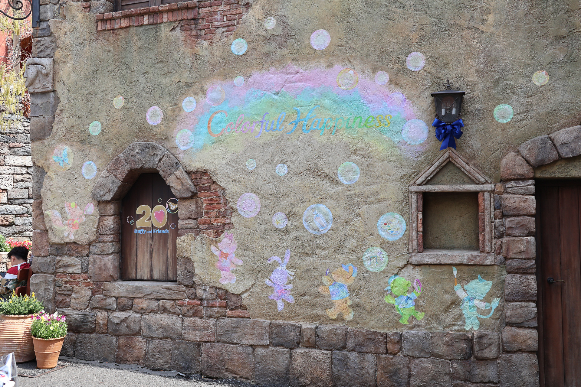 パペリーノ通りには、ダッフィー＆フレンズのイラストが何か所も描かれ、映える空間に