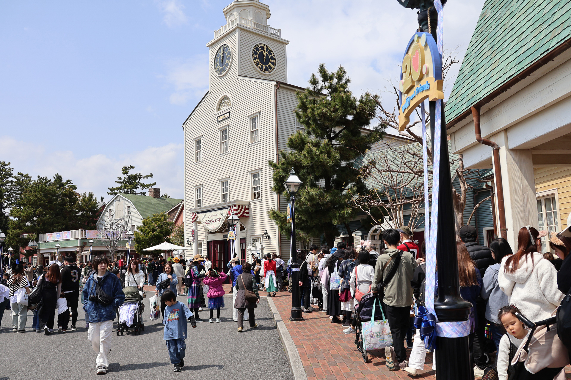 ケープコッド周辺は20周年のロゴやリボンでデコレーション