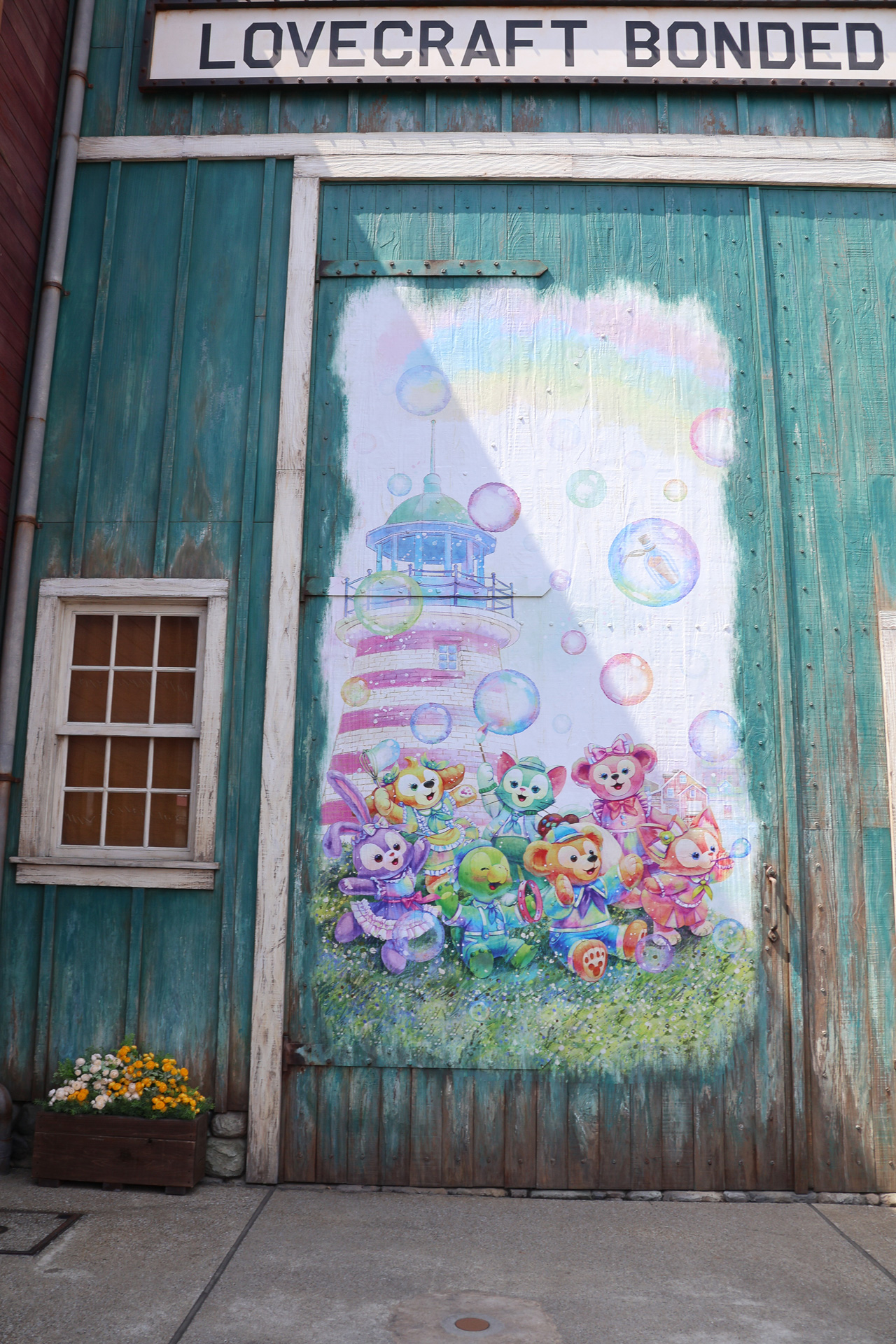 海沿いの、店舗裏側の大きな壁画もダッフィーたちのデザインに