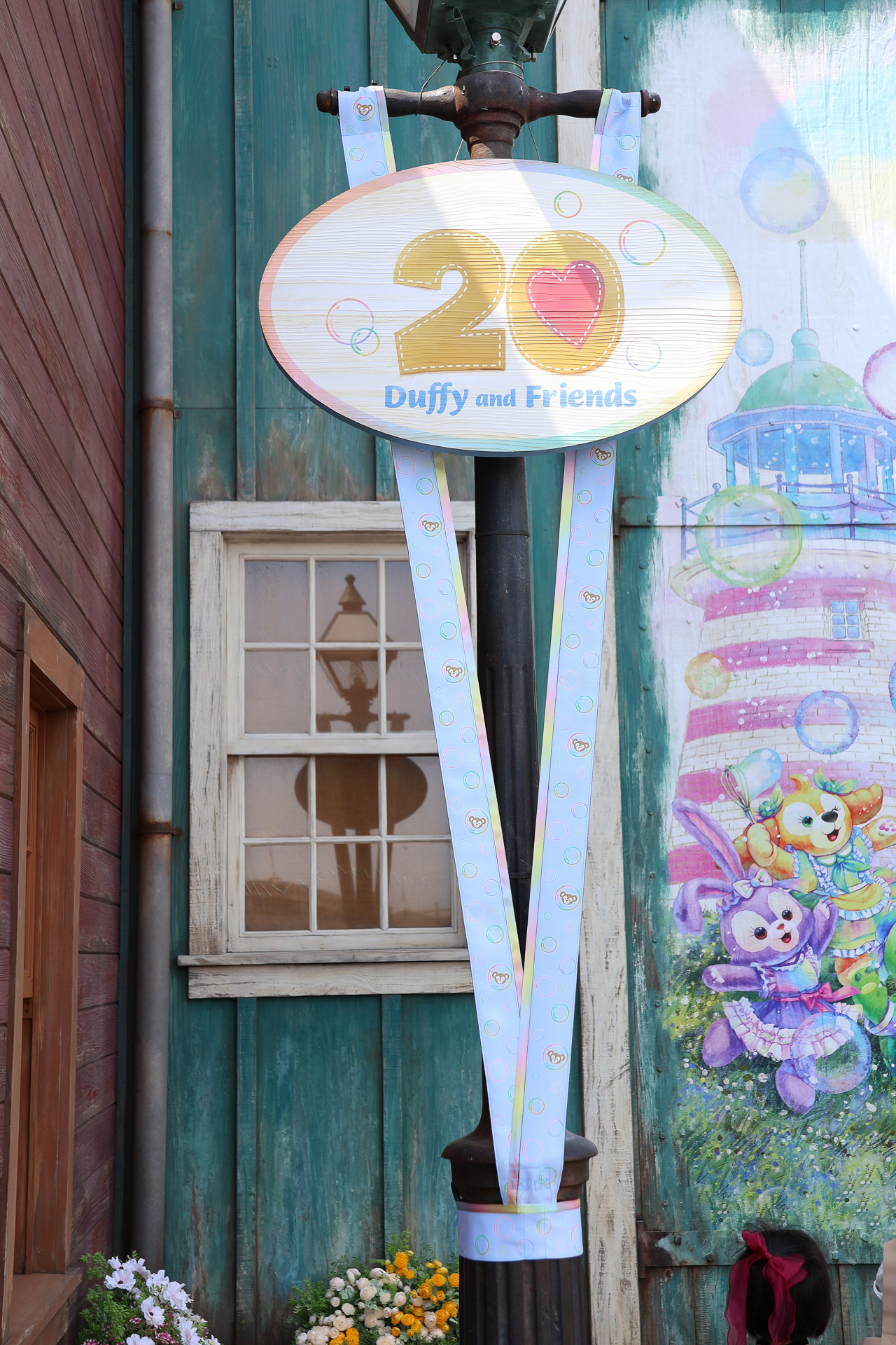 海沿いの、店舗裏側の大きな壁画もダッフィーたちのデザインに