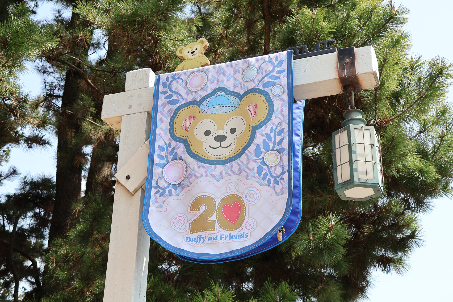 通り沿いの街灯にはダッフィー＆フレンズのキャラクターそれぞれのフラッグが飾られている