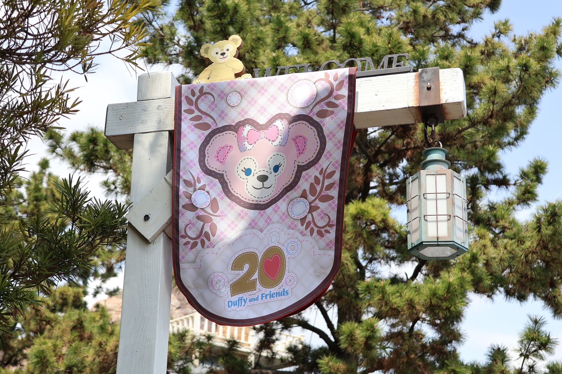 通り沿いの街灯にはダッフィー＆フレンズのキャラクターそれぞれのフラッグが飾られている