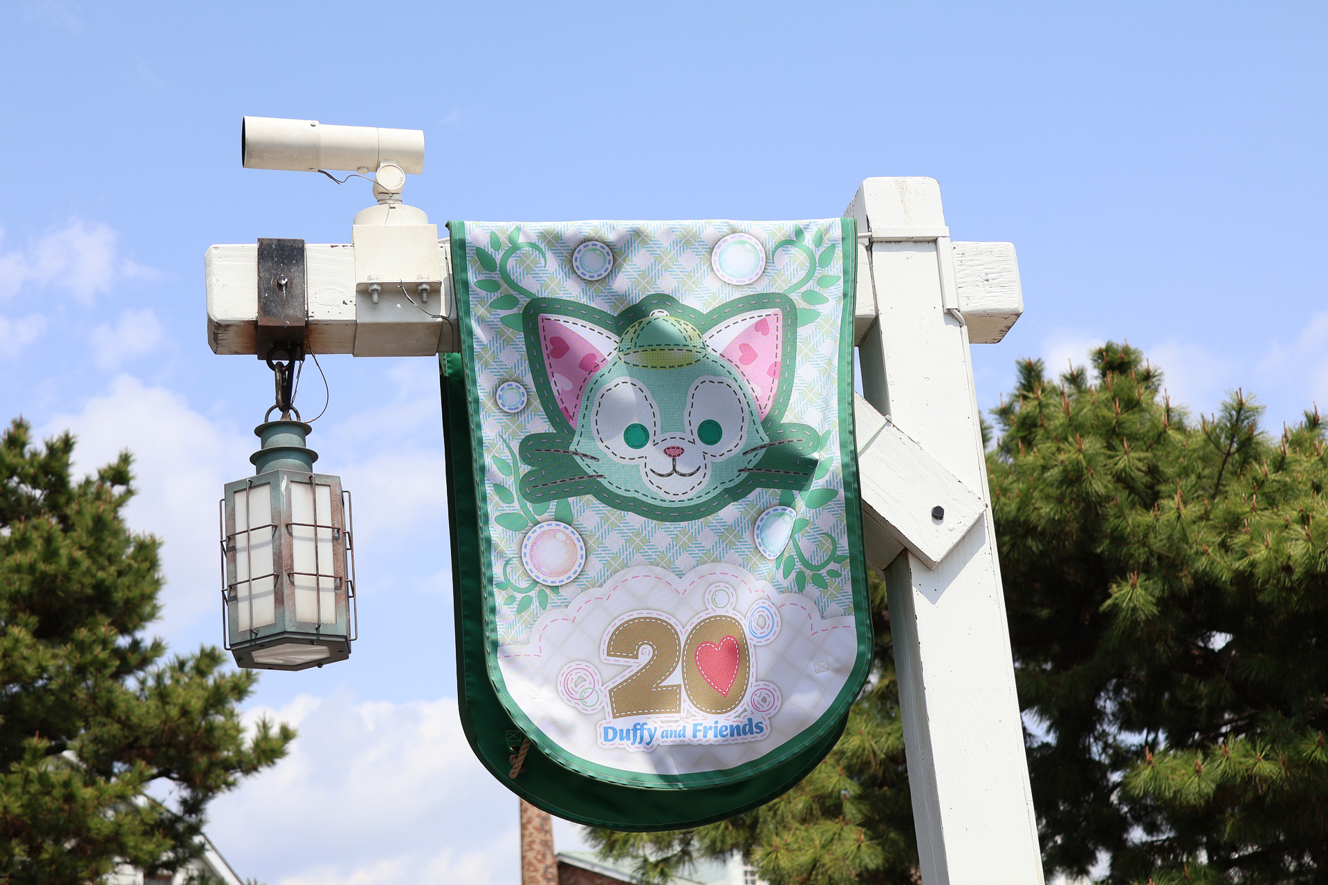 通り沿いの街灯にはダッフィー＆フレンズのキャラクターそれぞれのフラッグが飾られている