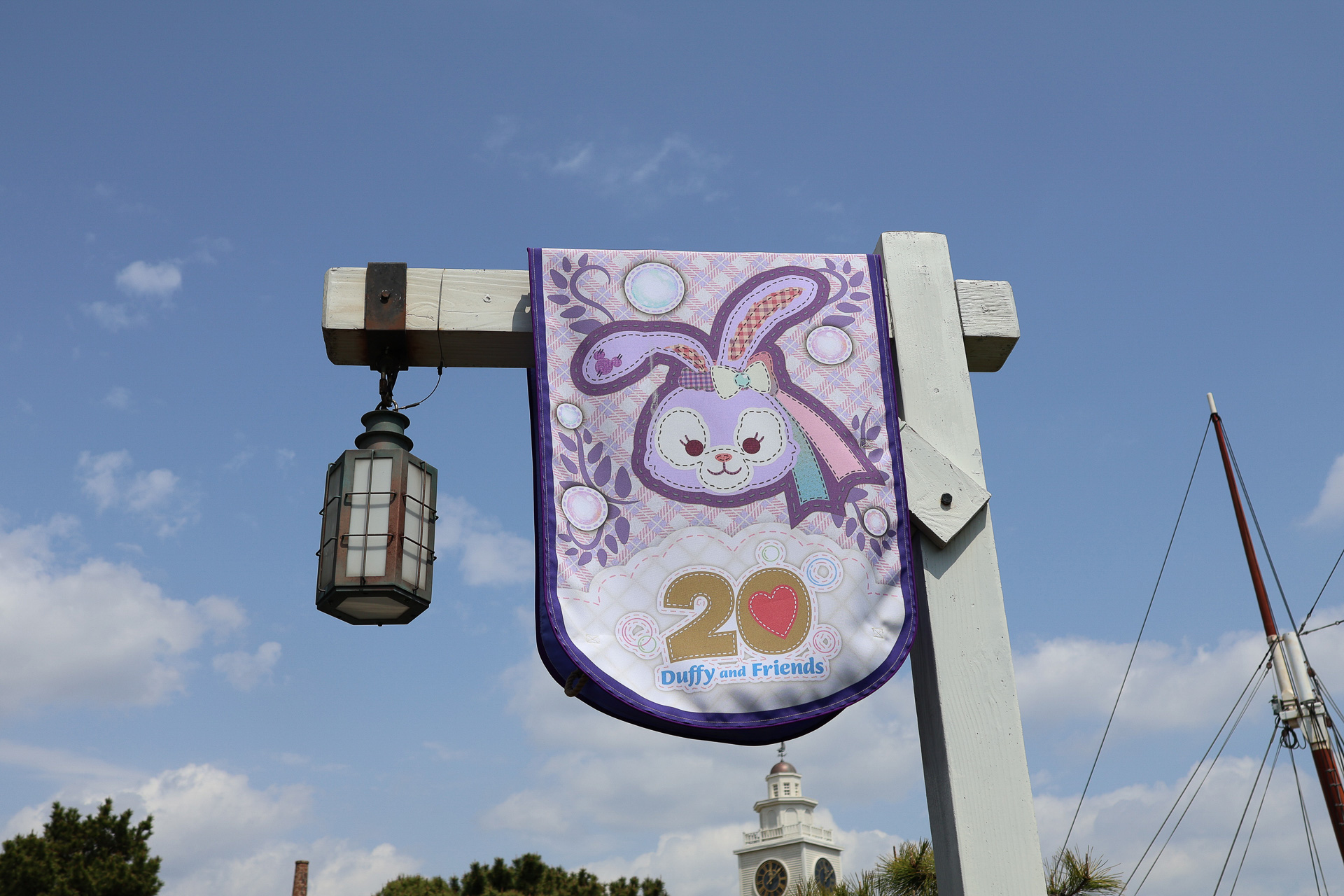 通り沿いの街灯にはダッフィー＆フレンズのキャラクターそれぞれのフラッグが飾られている