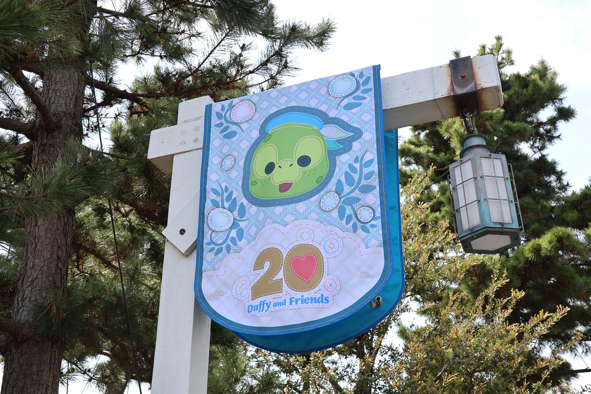 通り沿いの街灯にはダッフィー＆フレンズのキャラクターそれぞれのフラッグが飾られている