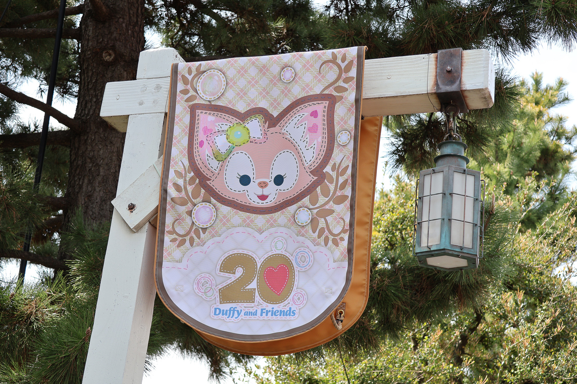 通り沿いの街灯にはダッフィー＆フレンズのキャラクターそれぞれのフラッグが飾られている