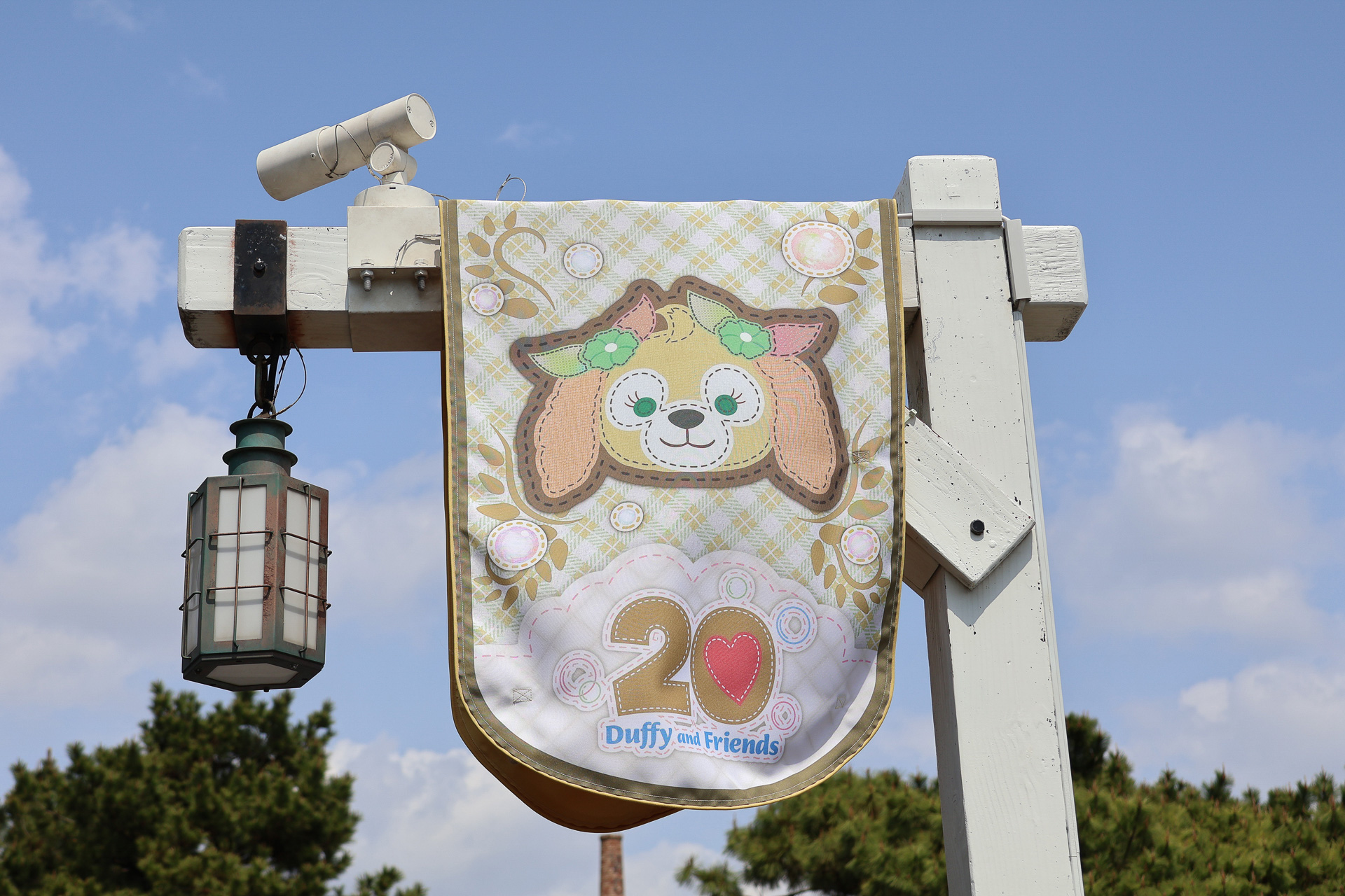 通り沿いの街灯にはダッフィー＆フレンズのキャラクターそれぞれのフラッグが飾られている