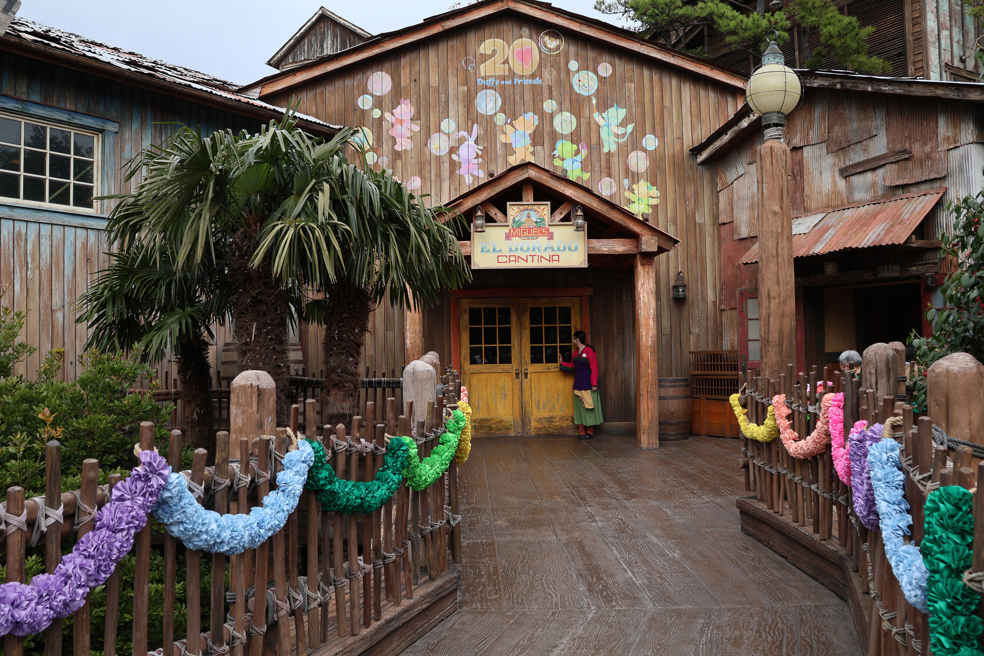 「ミゲルズ・エルドラド・キャンティーナ」はお店の中も外もダッフィー＆フレンズ20周年のデコレーションに