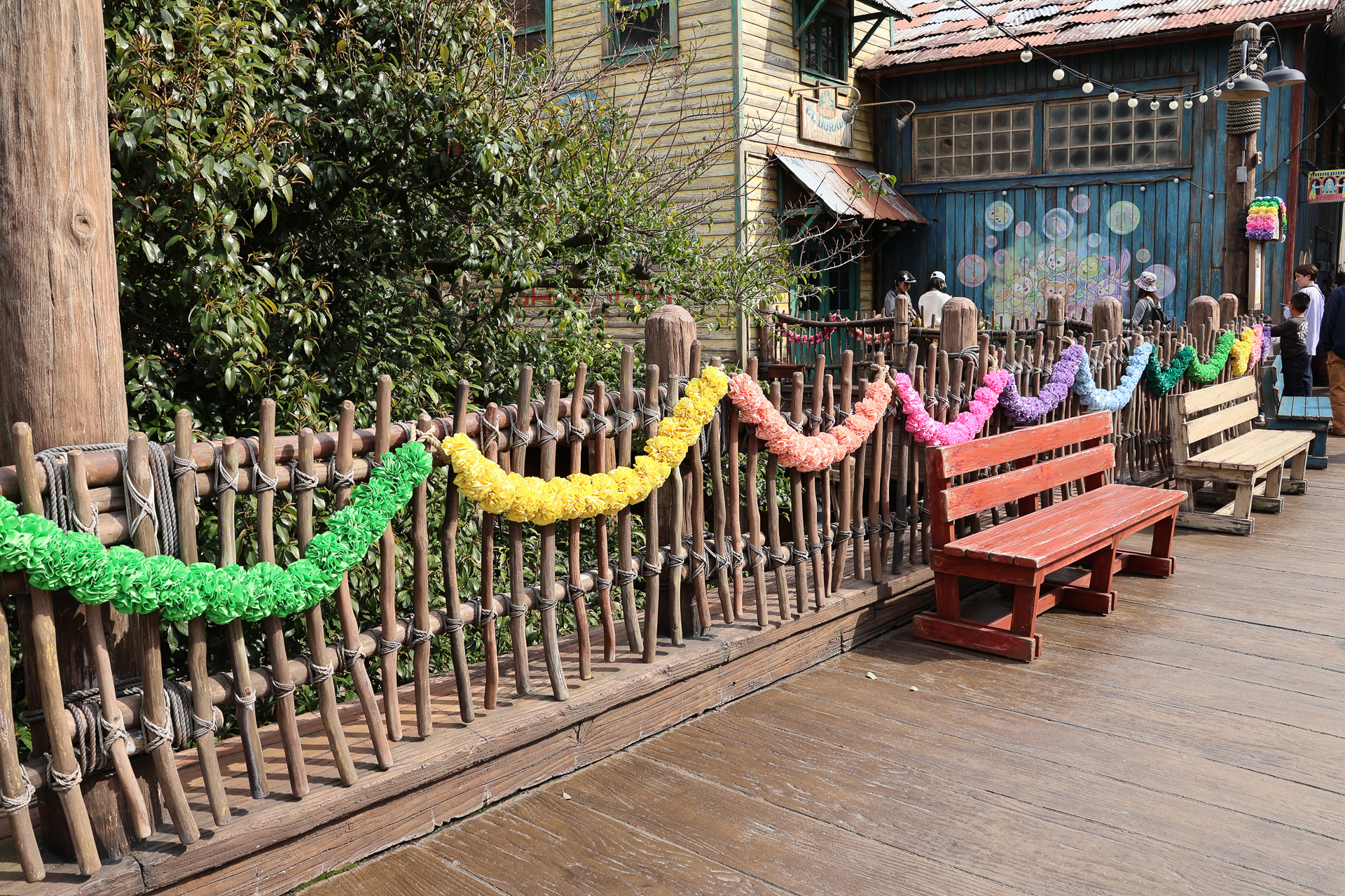 「ミゲルズ・エルドラド・キャンティーナ」はお店の中も外もダッフィー＆フレンズ20周年のデコレーションに