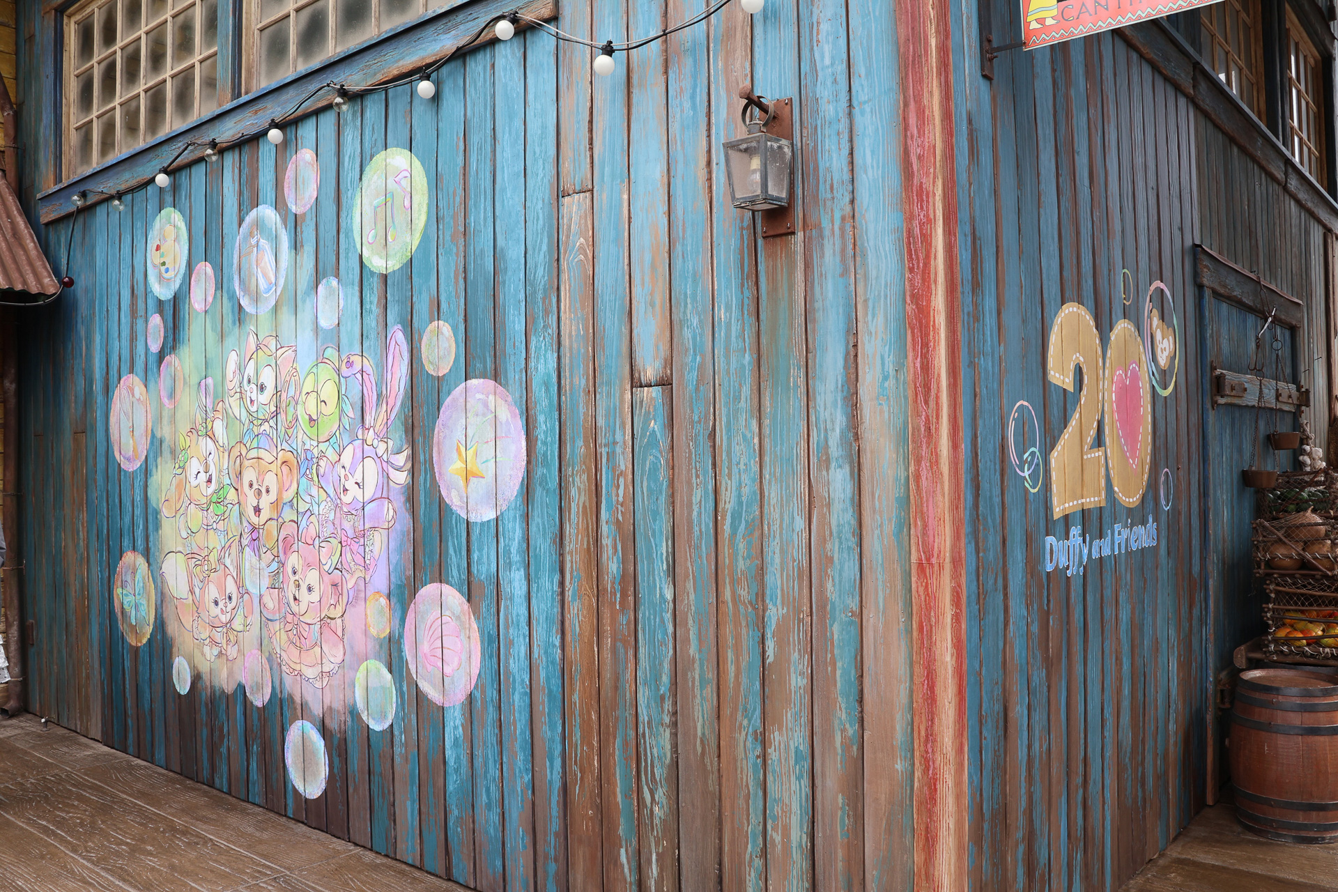 「ミゲルズ・エルドラド・キャンティーナ」はお店の中も外もダッフィー＆フレンズ20周年のデコレーションに