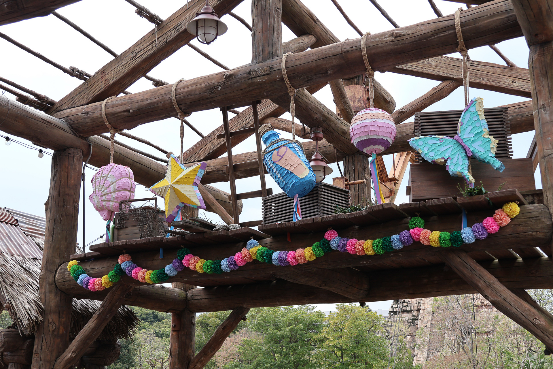 「ミゲルズ・エルドラド・キャンティーナ」はお店の中も外もダッフィー＆フレンズ20周年のデコレーションに