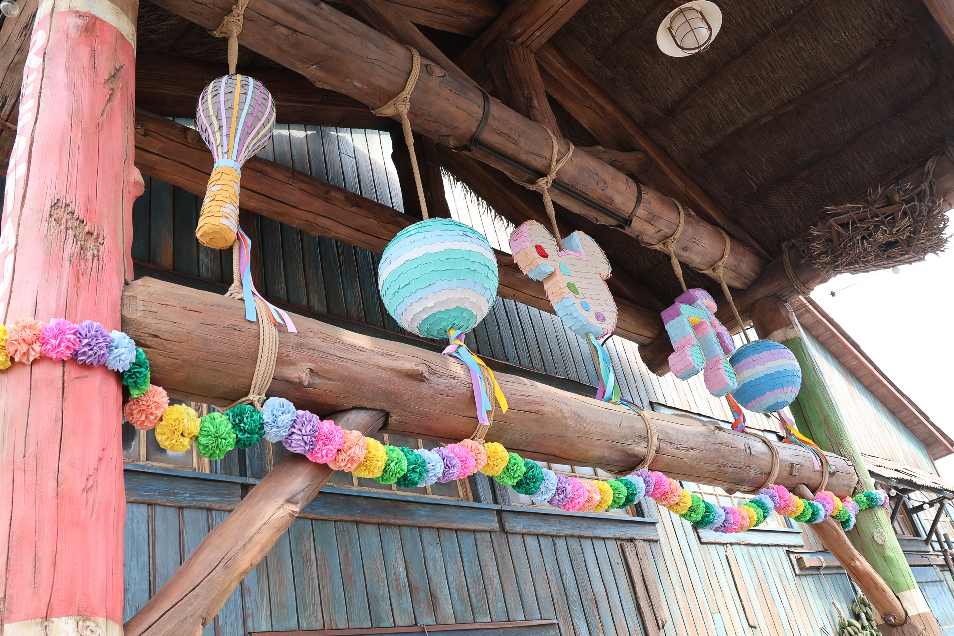 「ミゲルズ・エルドラド・キャンティーナ」はお店の中も外もダッフィー＆フレンズ20周年のデコレーションに