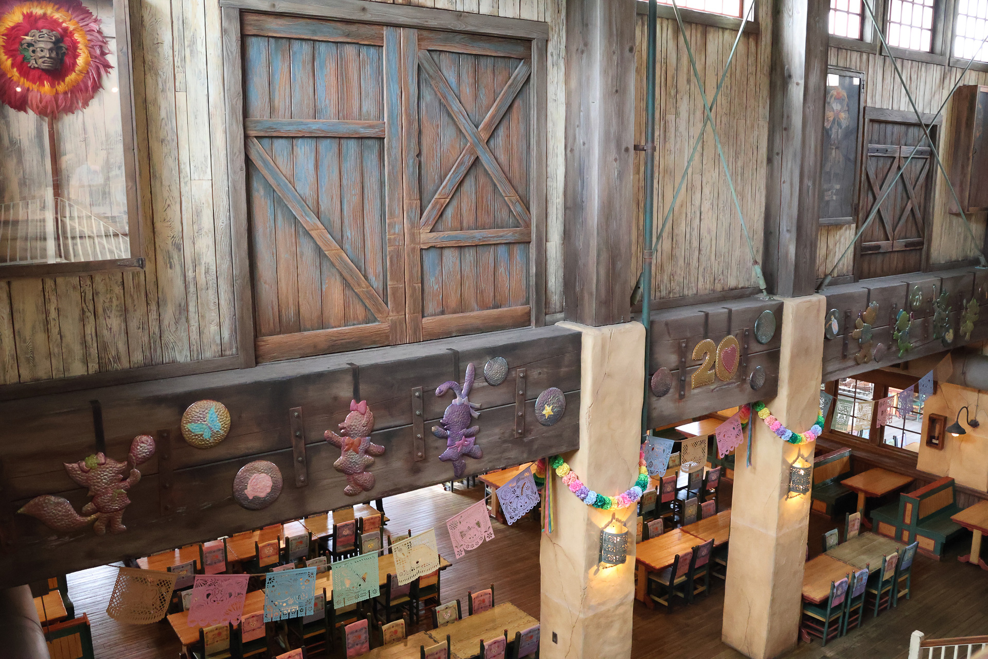 「ミゲルズ・エルドラド・キャンティーナ」はお店の中も外もダッフィー＆フレンズ20周年のデコレーションに