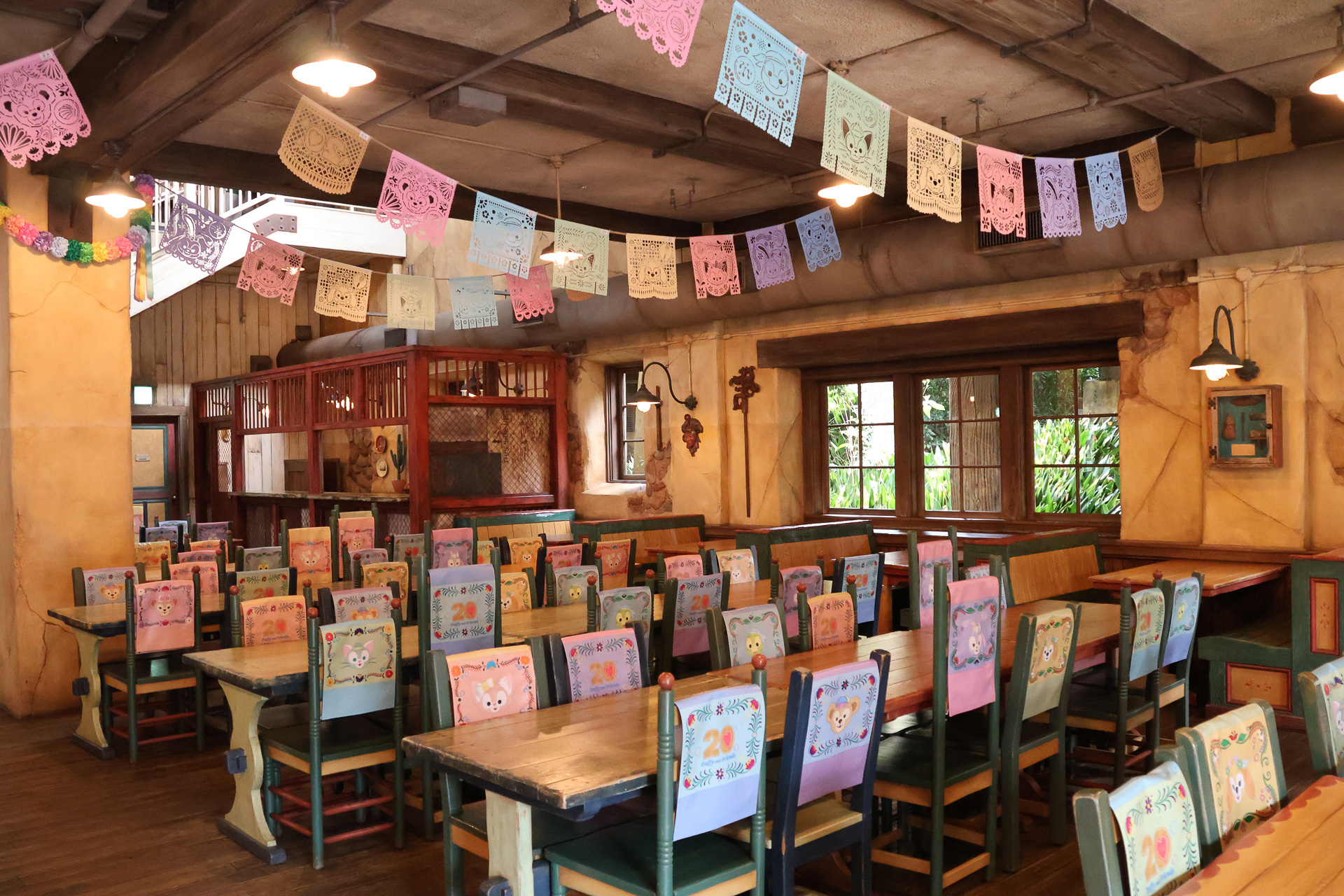 「ミゲルズ・エルドラド・キャンティーナ」はお店の中も外もダッフィー＆フレンズ20周年のデコレーションに