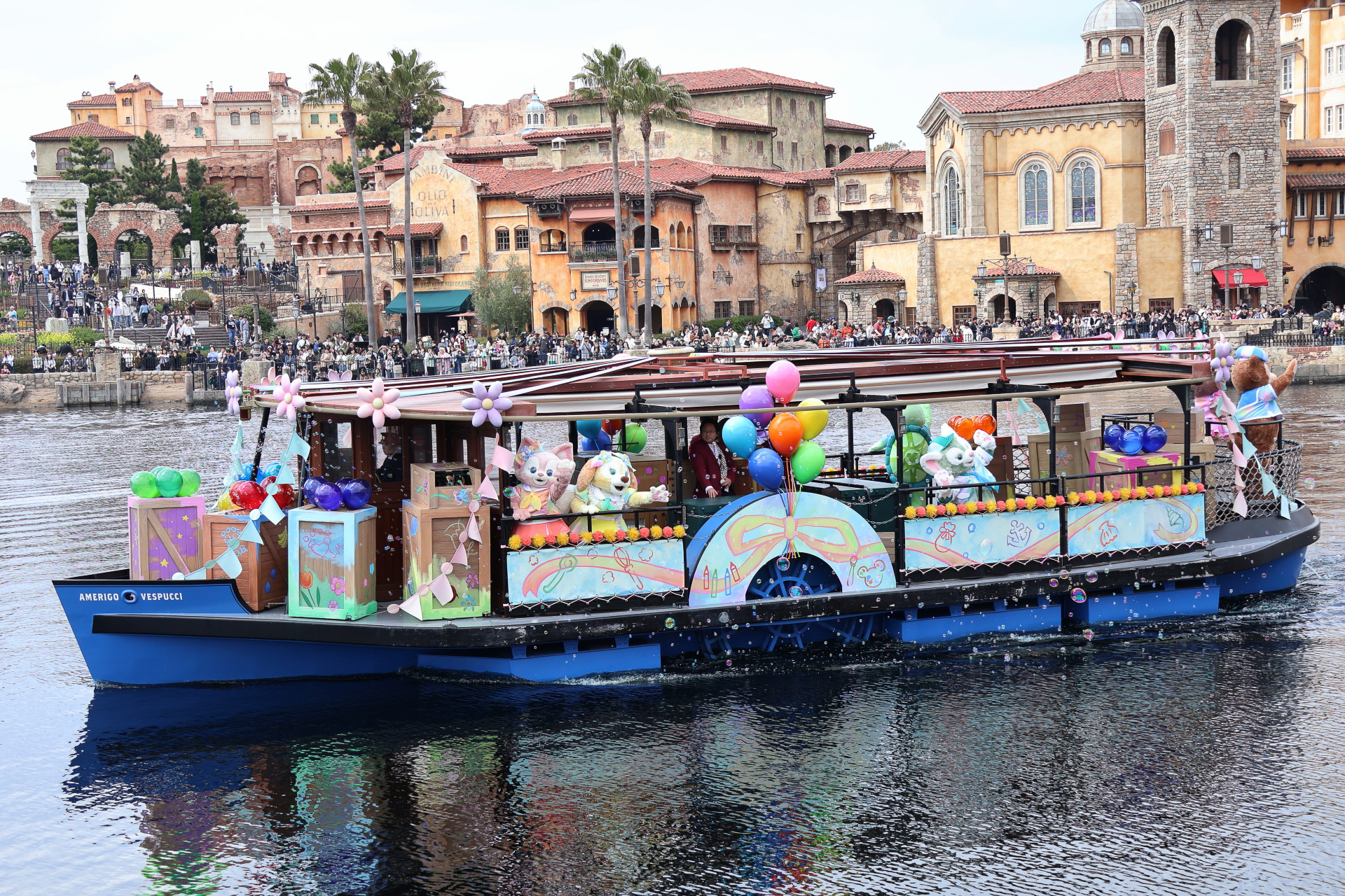 進行方向左側面にはクッキー・アンとジェラトーニ