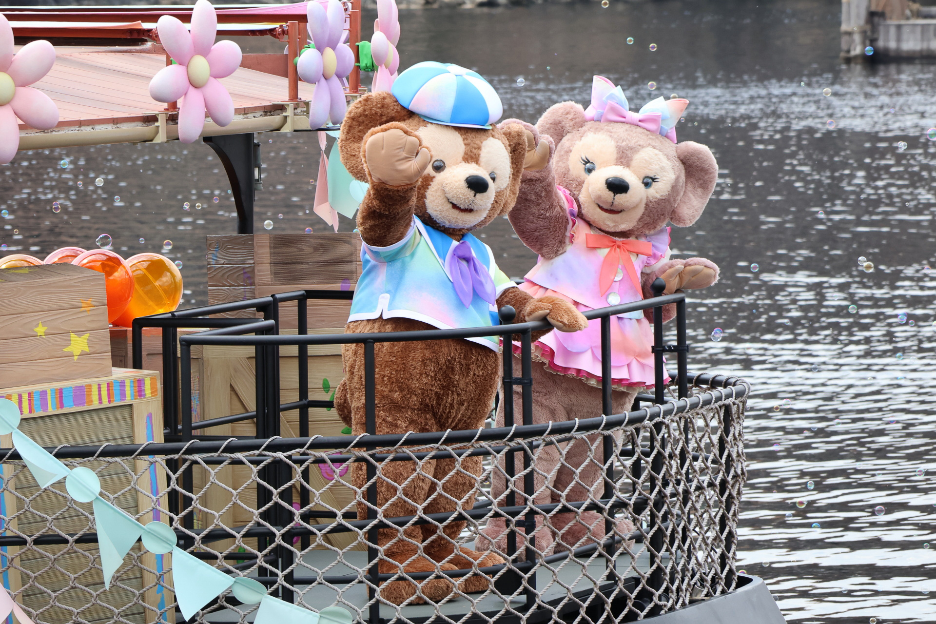 ダッフィーとシェリーメイは後方なので、船が去って行く様子を見ながらゆっくり見られる