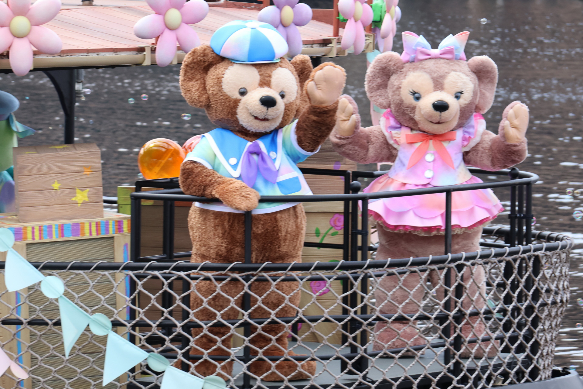 ダッフィーとシェリーメイは後方なので、船が去って行く様子を見ながらゆっくり見られる