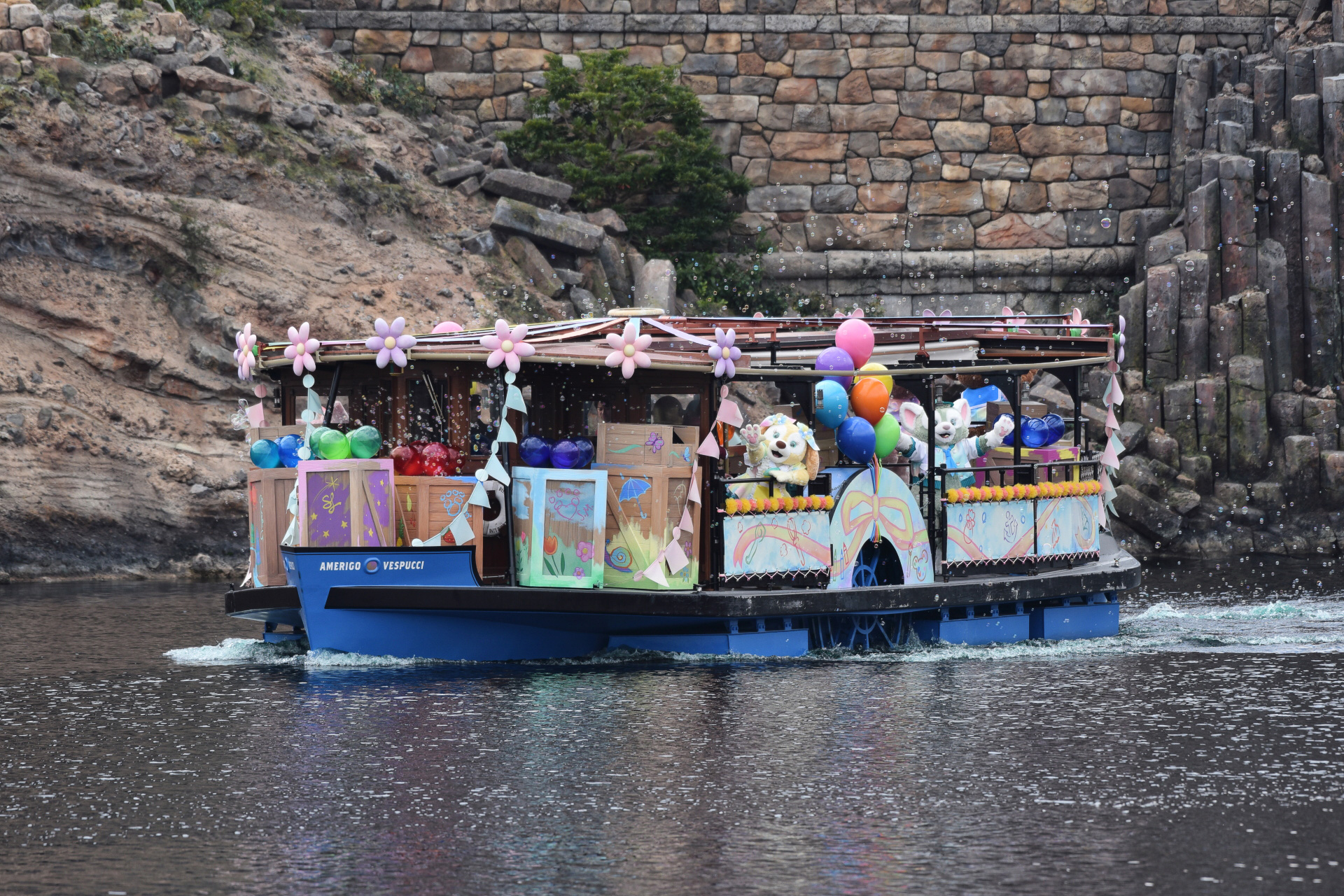 メディテレーニアンハーバーには向かって右奥から登場