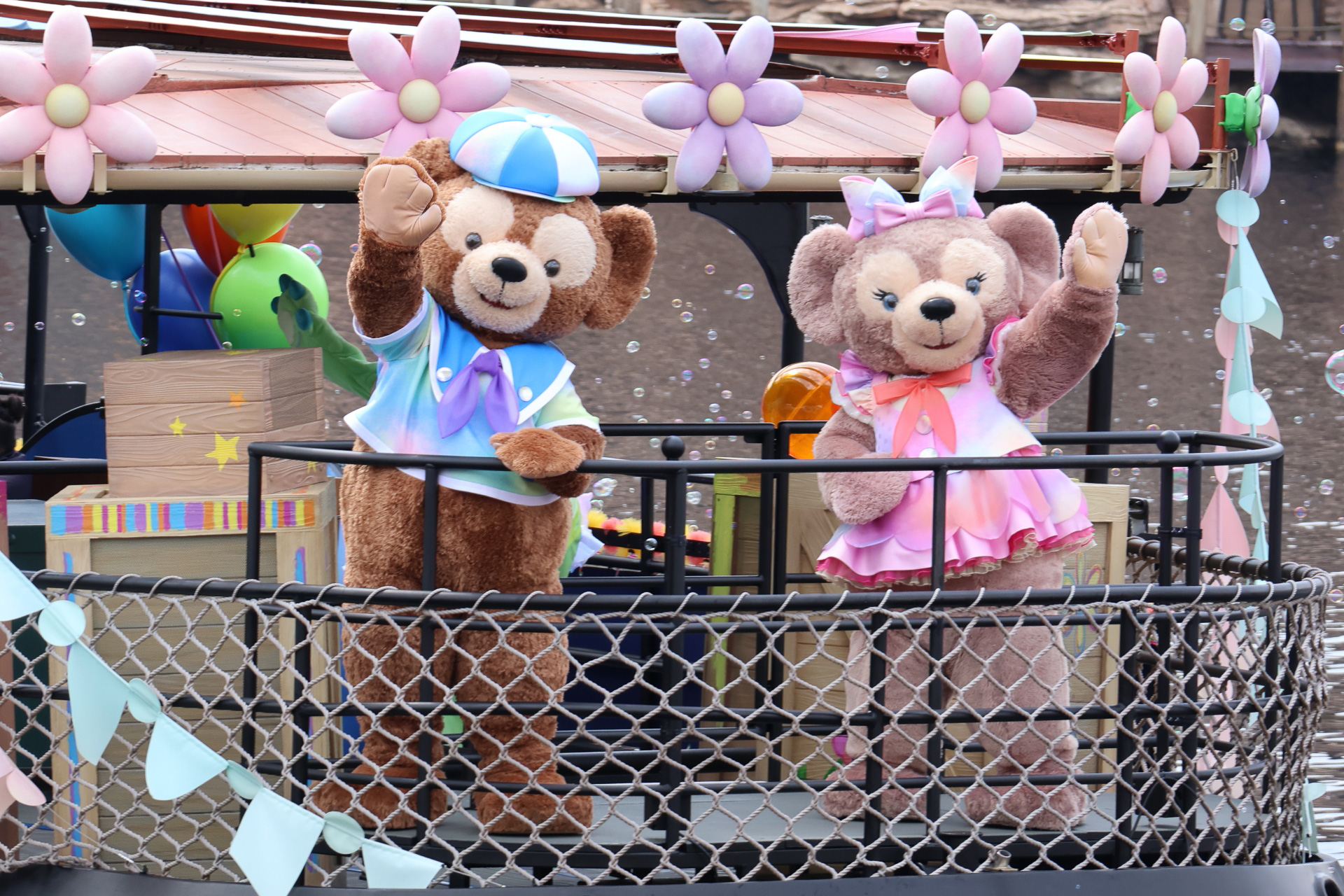 ダッフィーとシェリーメイは後方なので、船が去って行く様子を見ながらゆっくり見られる