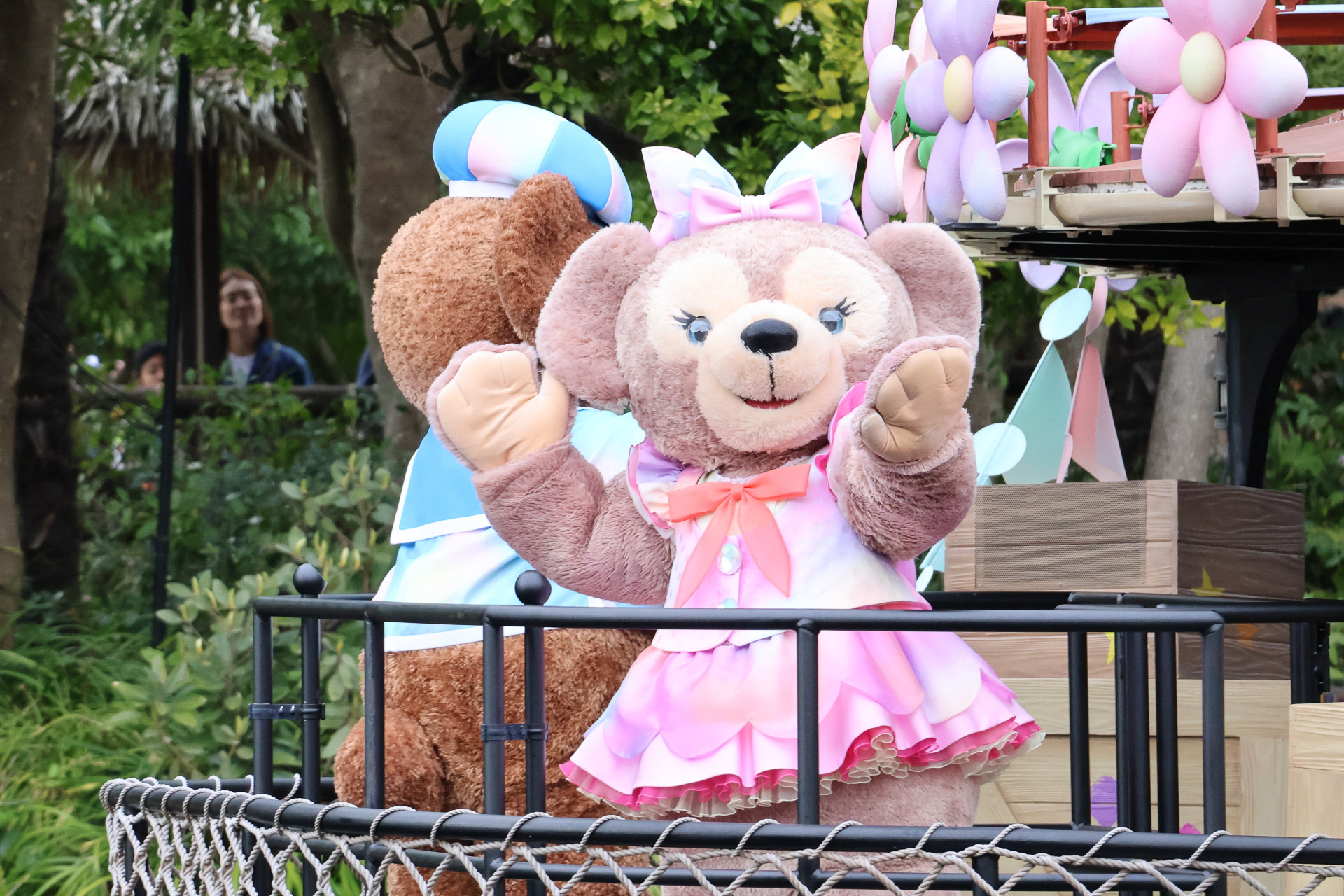 船の後方にはダッフィーとシェリーメイ