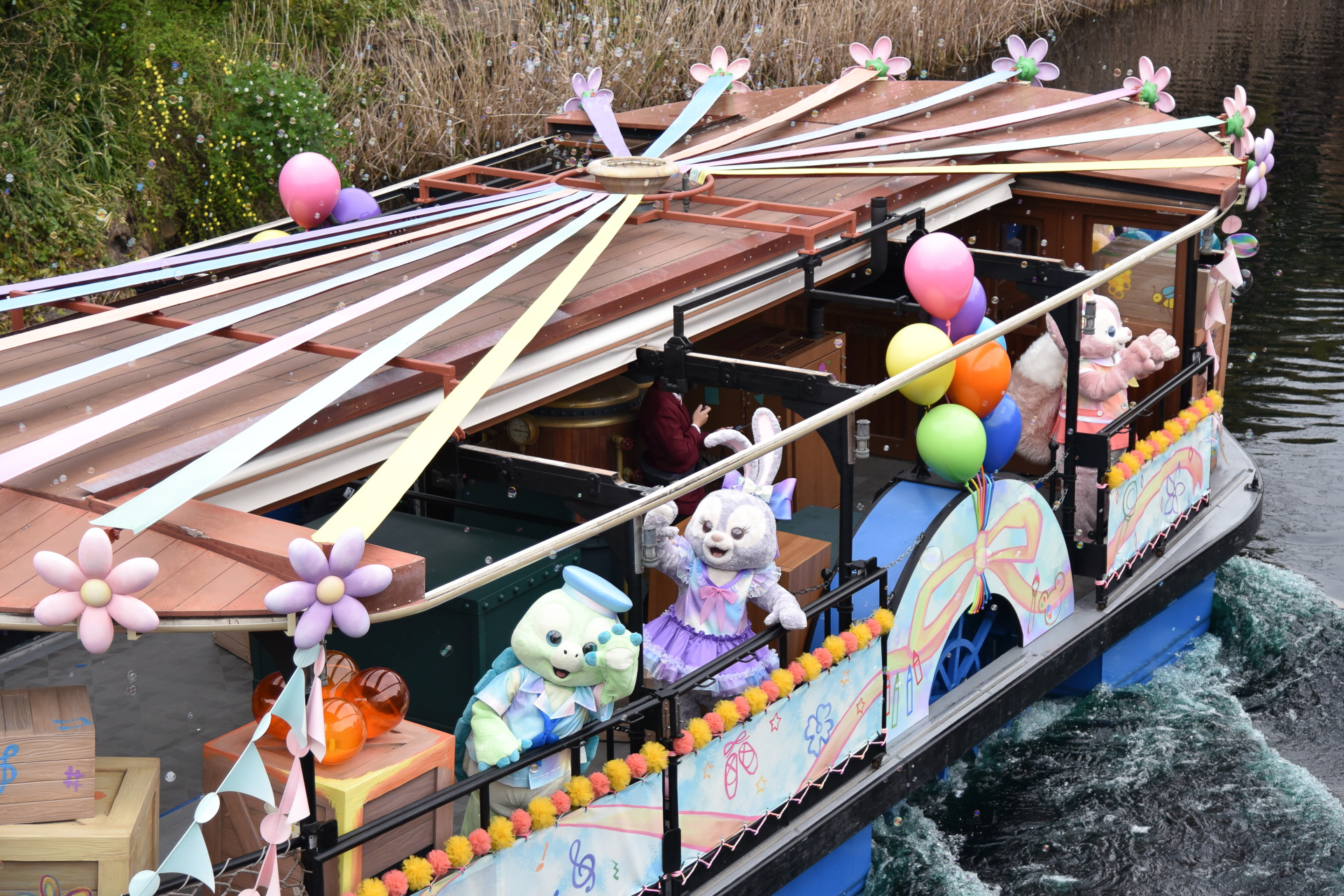 橋から見下ろすと、屋根のリボン飾りもよく見える