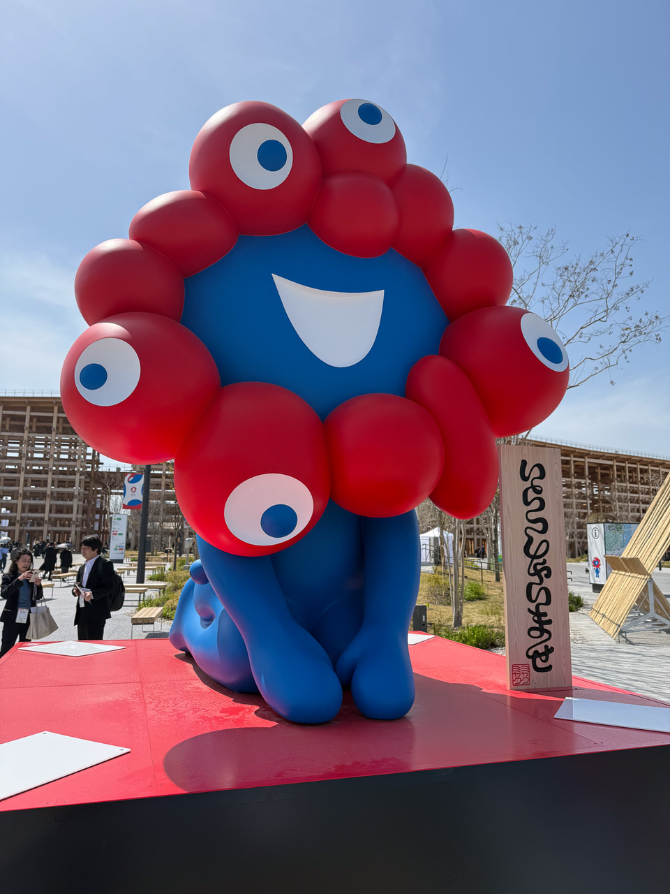 ミャクミャクが正座で「いらっしゃいませ！」。万博会場入り口にフォト