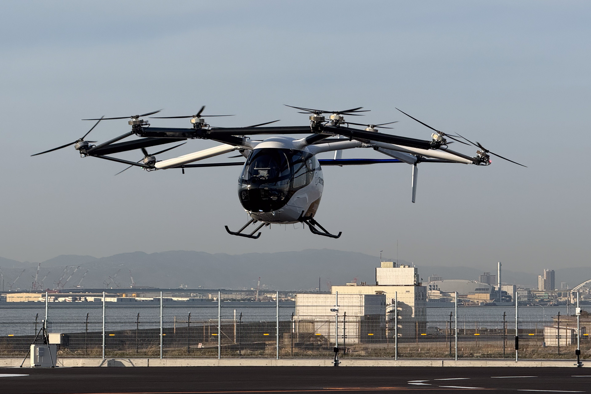 SkyDriveが空飛ぶクルマをデモ飛行した