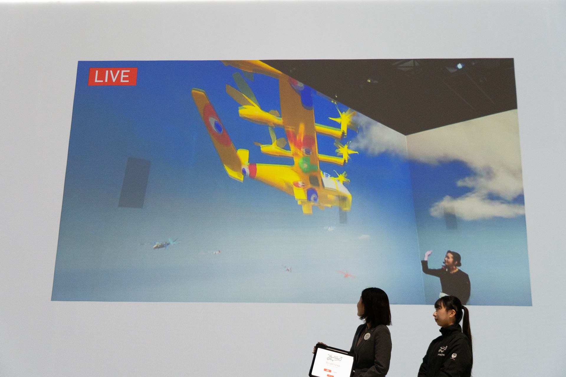 塗り終えた空飛ぶクルマはのちほどシアターで飛んでいる様子を見ることも