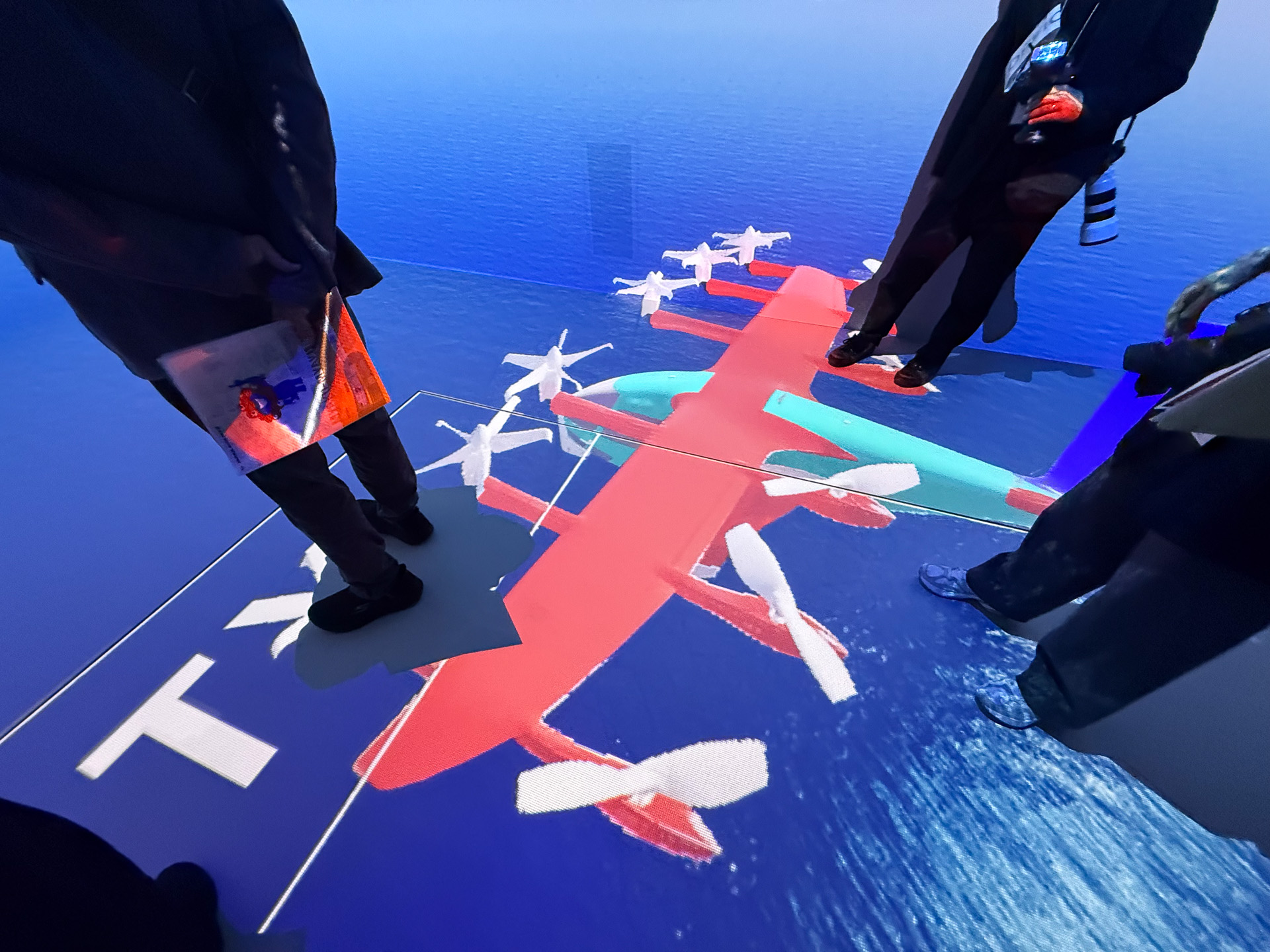 全周をスクリーンに囲まれたイマーシブシアターで、15分ほどの空飛ぶクルマ搭乗体験ができる