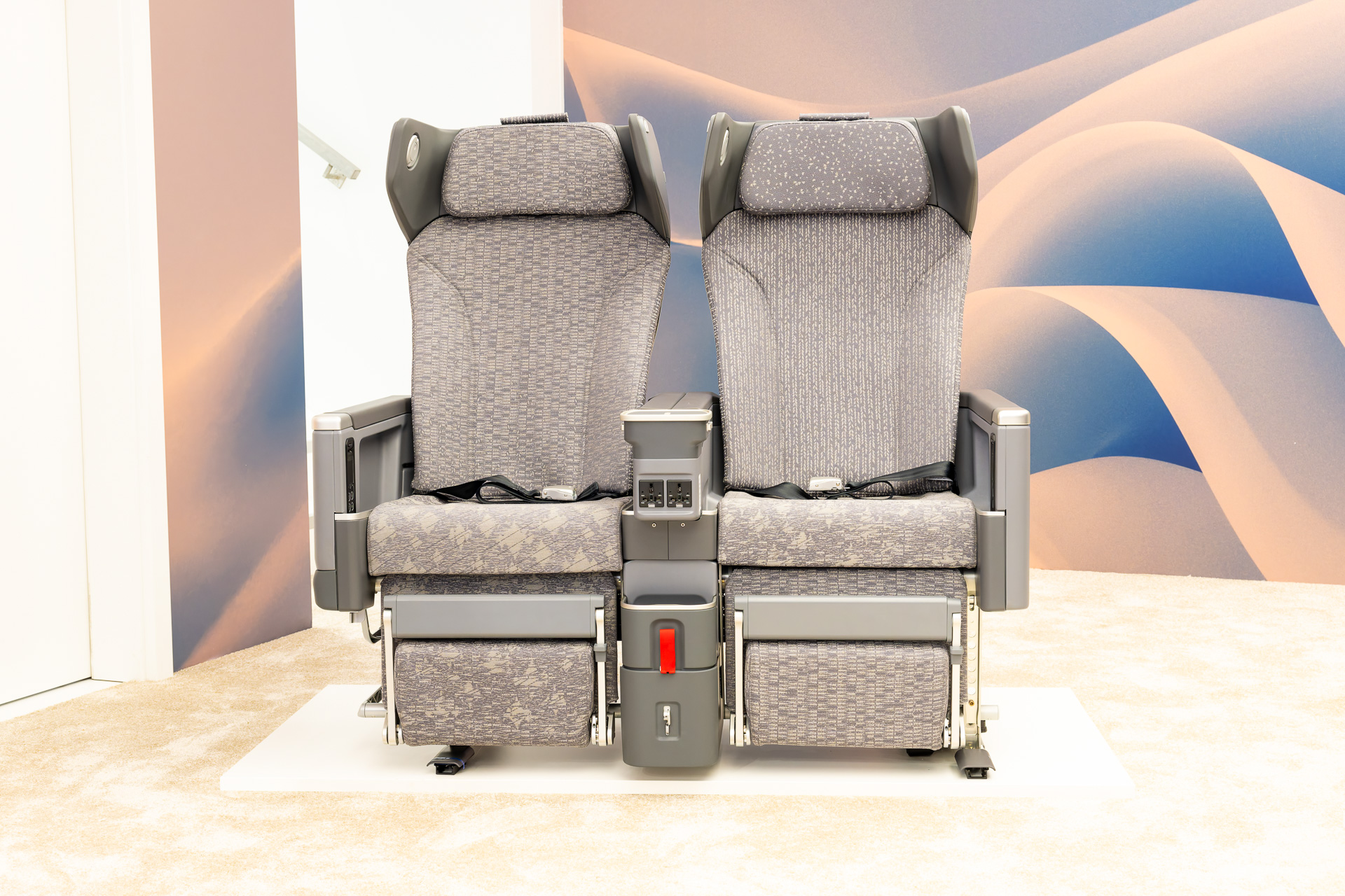 シート地には明るめのグレー基調のファブリックを採用。左右の2脚でテクスチャが異なっていることが分かる