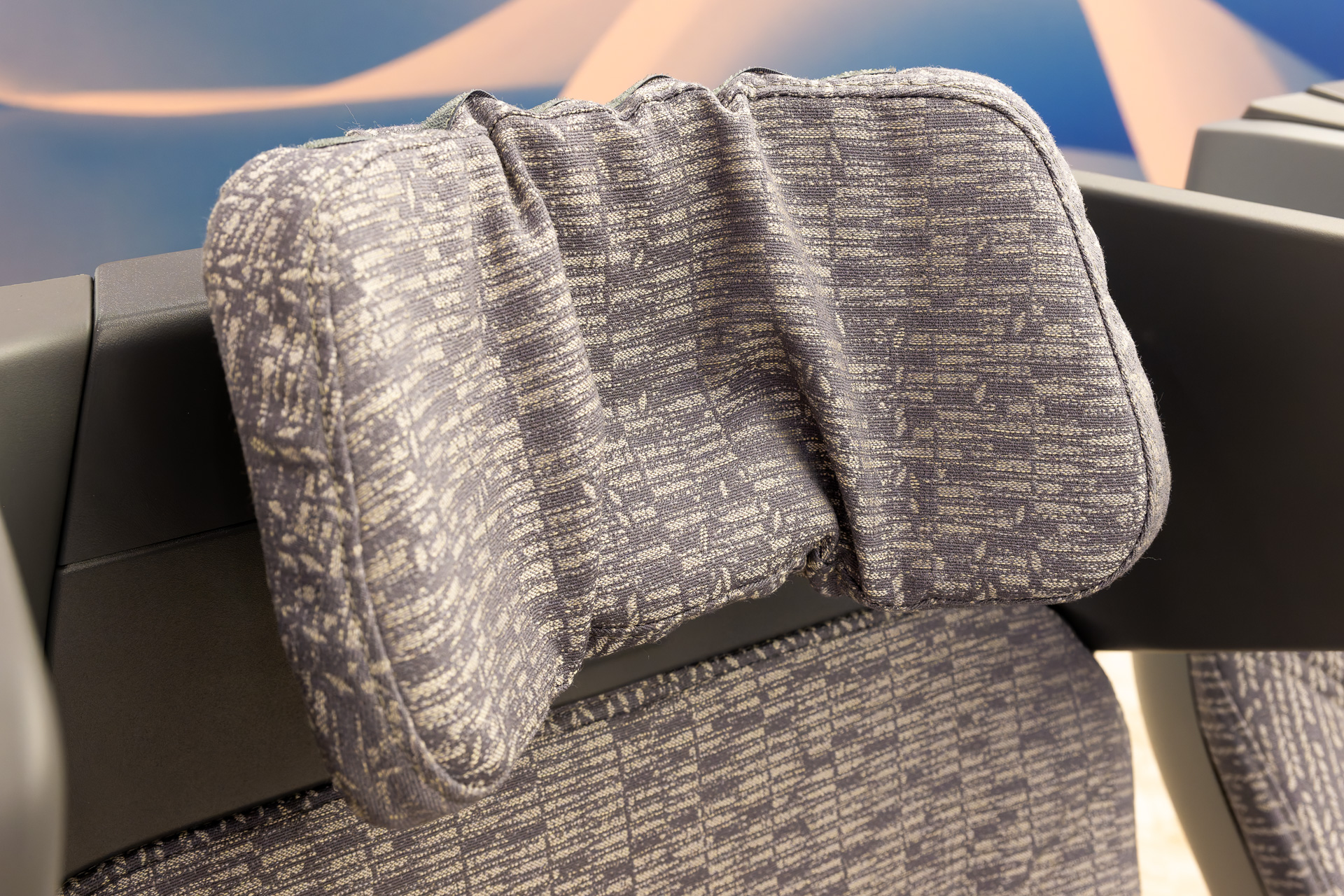 ヘッドレストは折り曲げて頭部をホールドできる